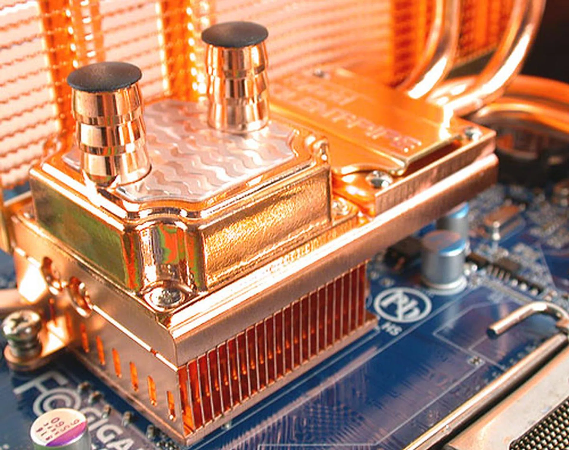We mounted the Hybrid Silent Pipe to the liquid cooling block using the included thermal grease and screws. However, installing it in the chassis could take a bit more time, since you probably have to install the motherboard first, before coaxing this 'card' in. 