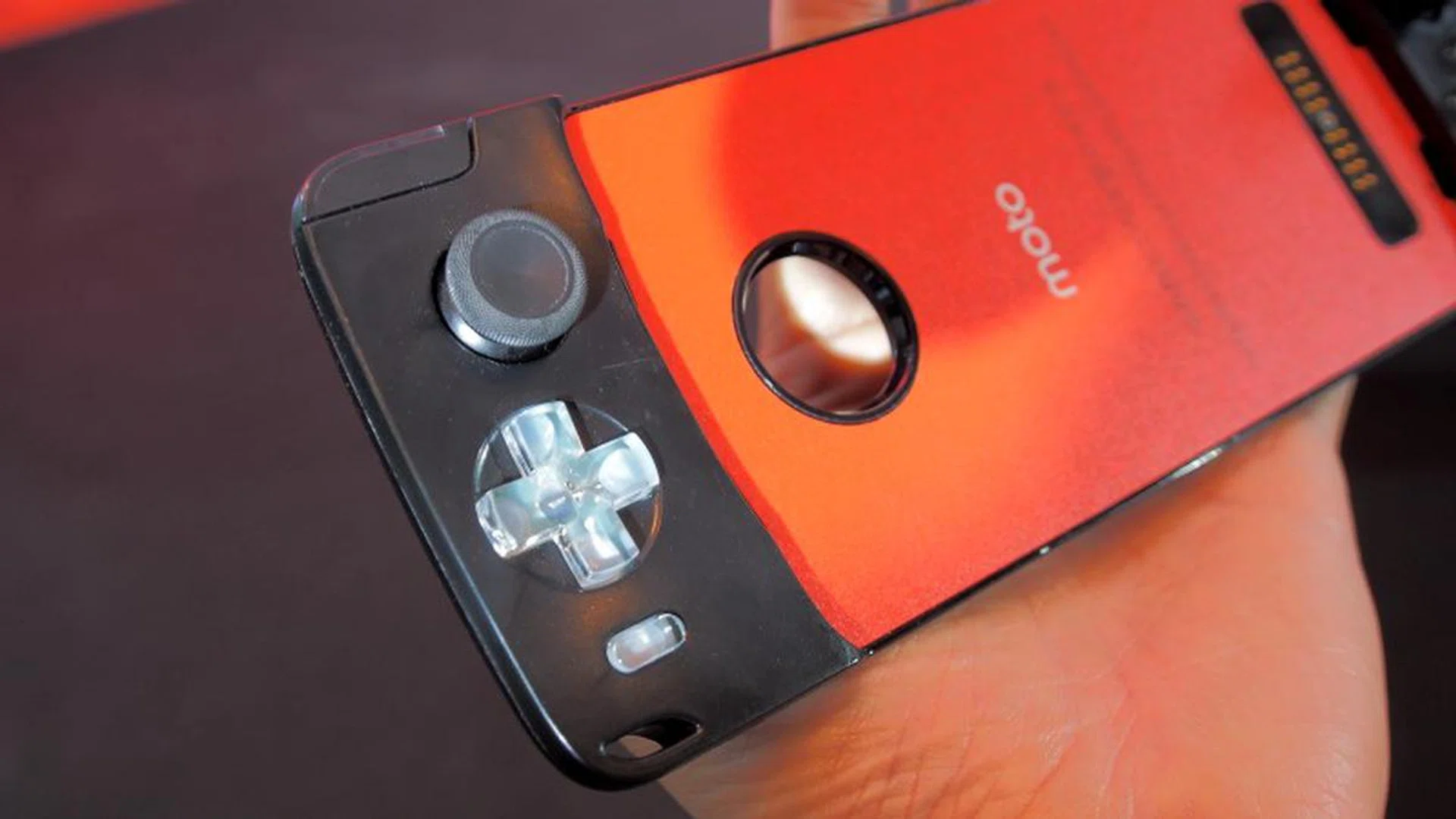 Shoulder button, thumbstick and directional pads. If the design looks very bare now, it's probably because the unit is an early prototype, as evident from its unpolished plastics. We do hope that Moto adds proper markings to the buttons though.