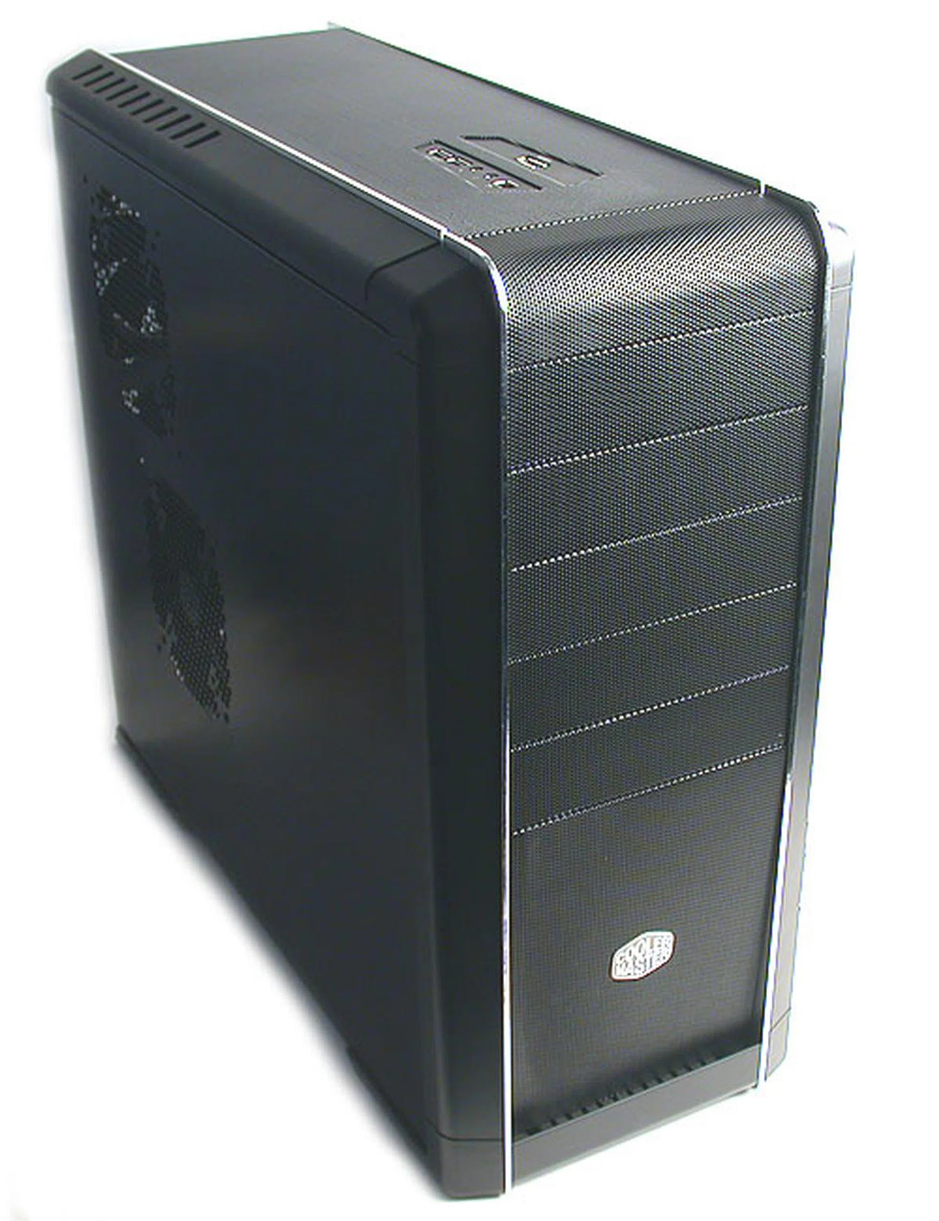 The entire front facade of the Cooler Master CM 690 is entirely meshed for optimal ventilation. This also applies to the top of the chassis while its bottom is dotted with ventilation holes. 