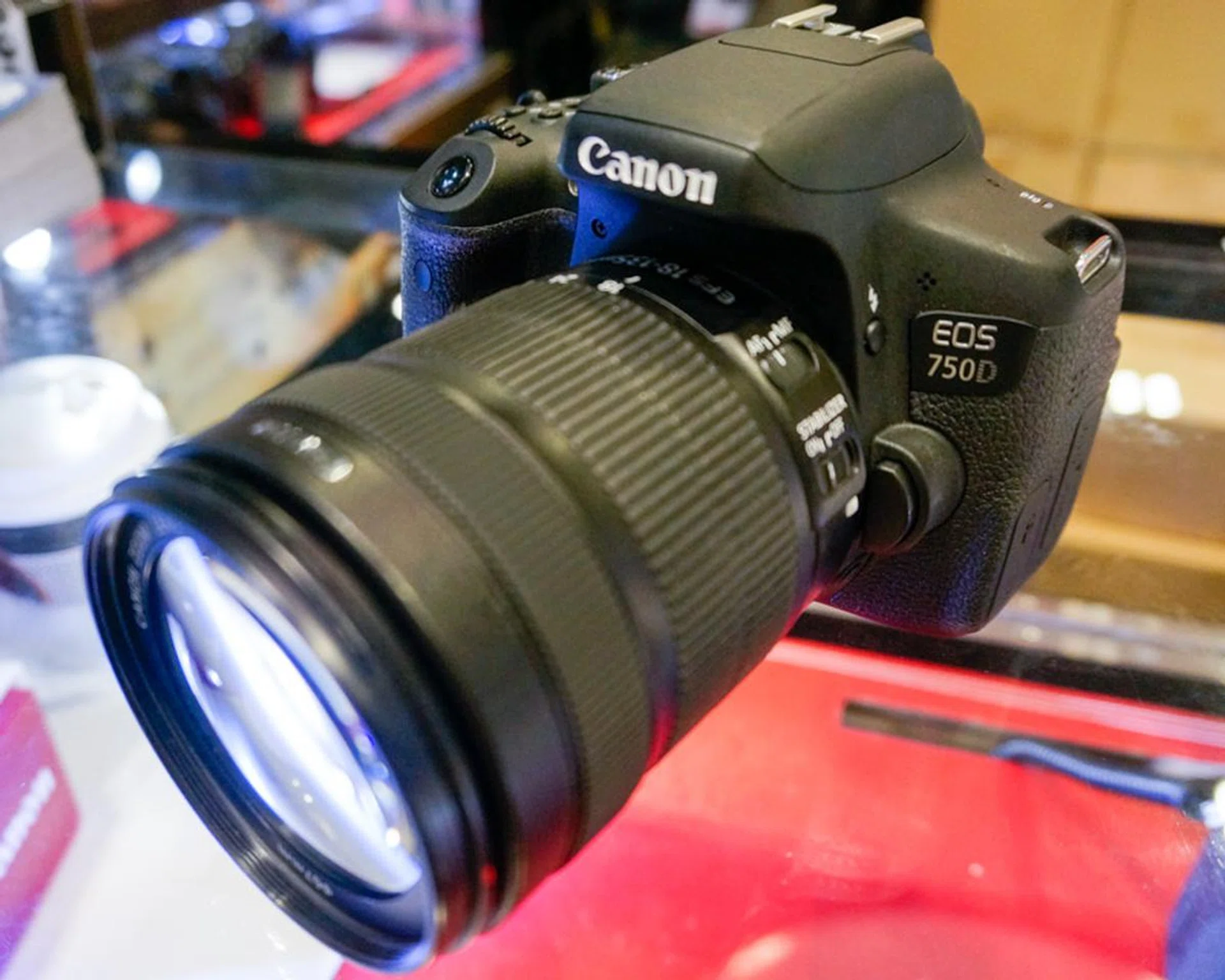 The new EOS 750D is also on sale, and this APS-C DSLR camera features a 24.2-Megapixel CMOS sensor, 19-point all cross-type AF, new Hybrid CMOS AF III, and is Wi-Fi and NFC supported. It’s going for $1,149 with the EFS 18-55 IS STM kit lens (Usual: $1,199), and you’ll get one free 16GB SD card, a free 32GB SD card, a Zipshot tripod, 25L dry cabinet, EOS Cleaning kit, $100 Manhattan Fish Market dining vouchers, $50 NTUC shopping vouchers and a Mild Enthusiast Crumpler bag.