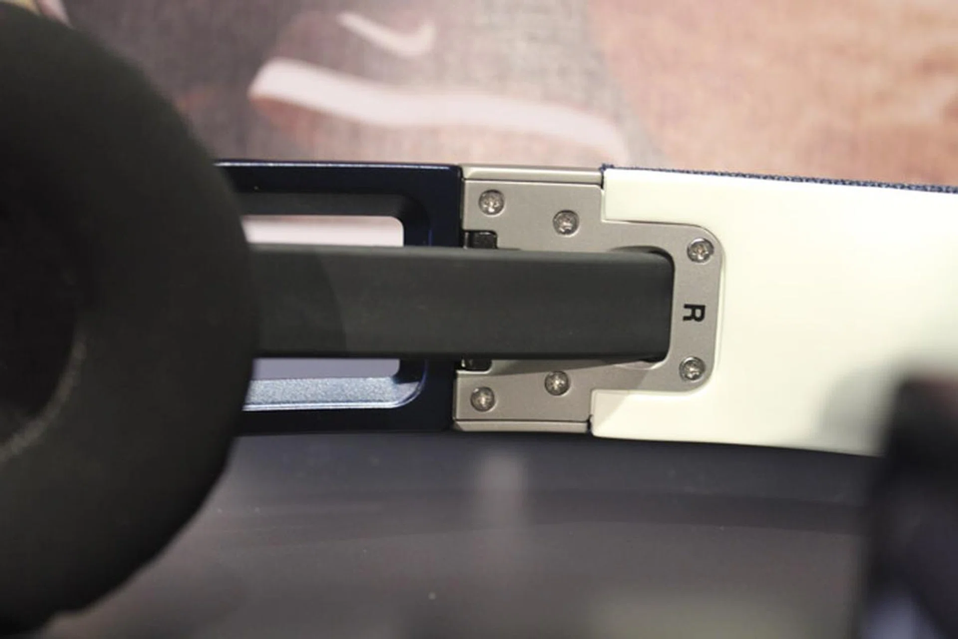 Flat cabling for enhanced durability.