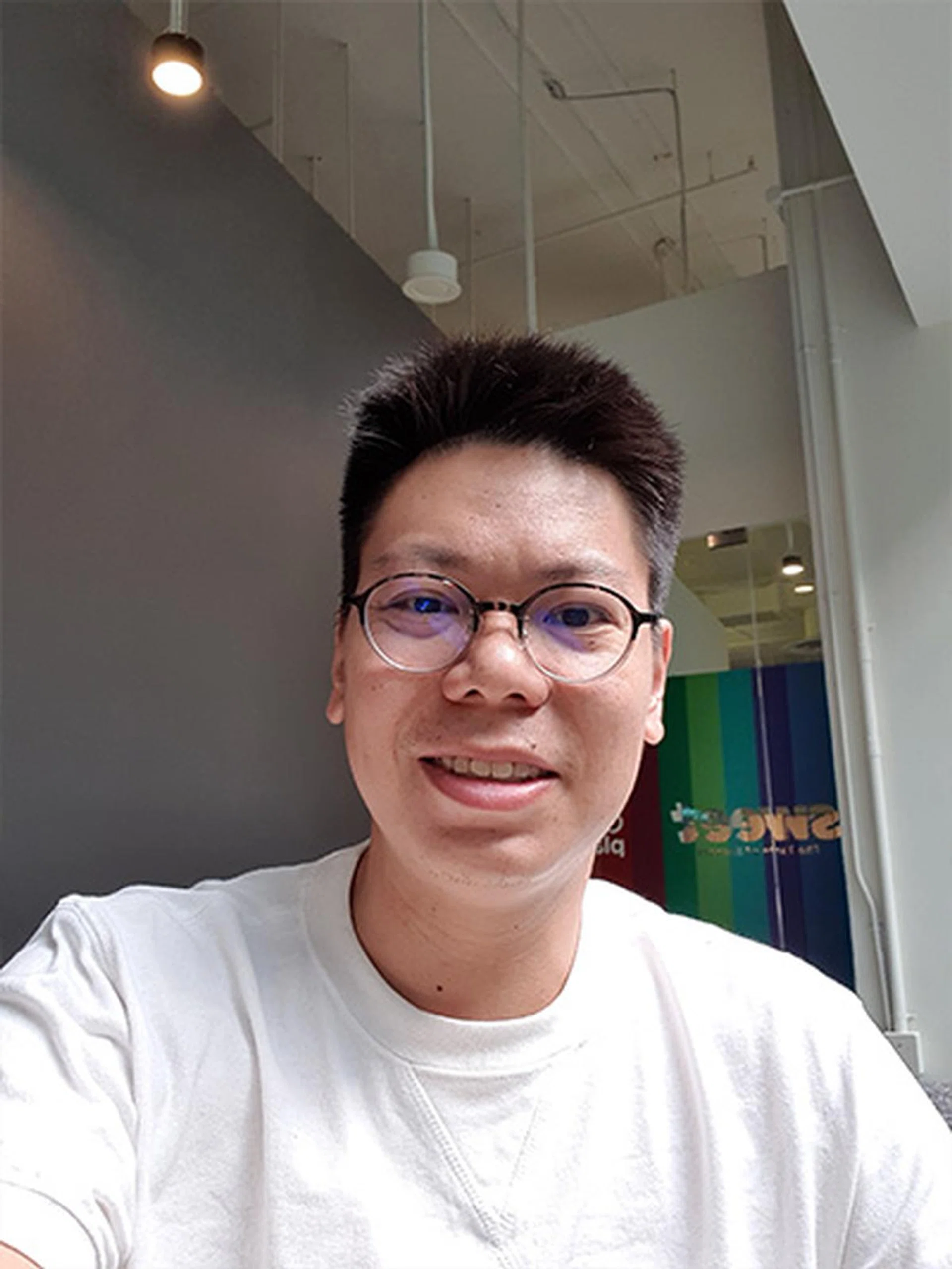 Galaxy Note10 indoor selfie capture.
(Click for full resolution image)