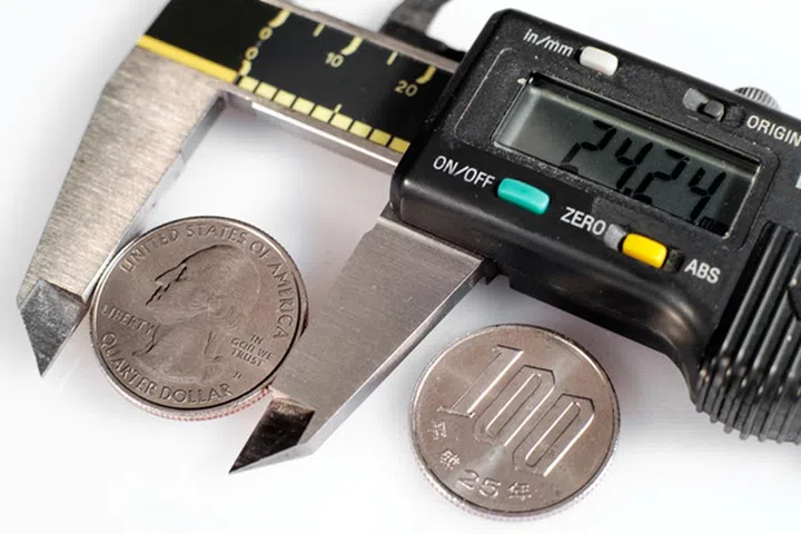 The lens design allows for really close focusing.