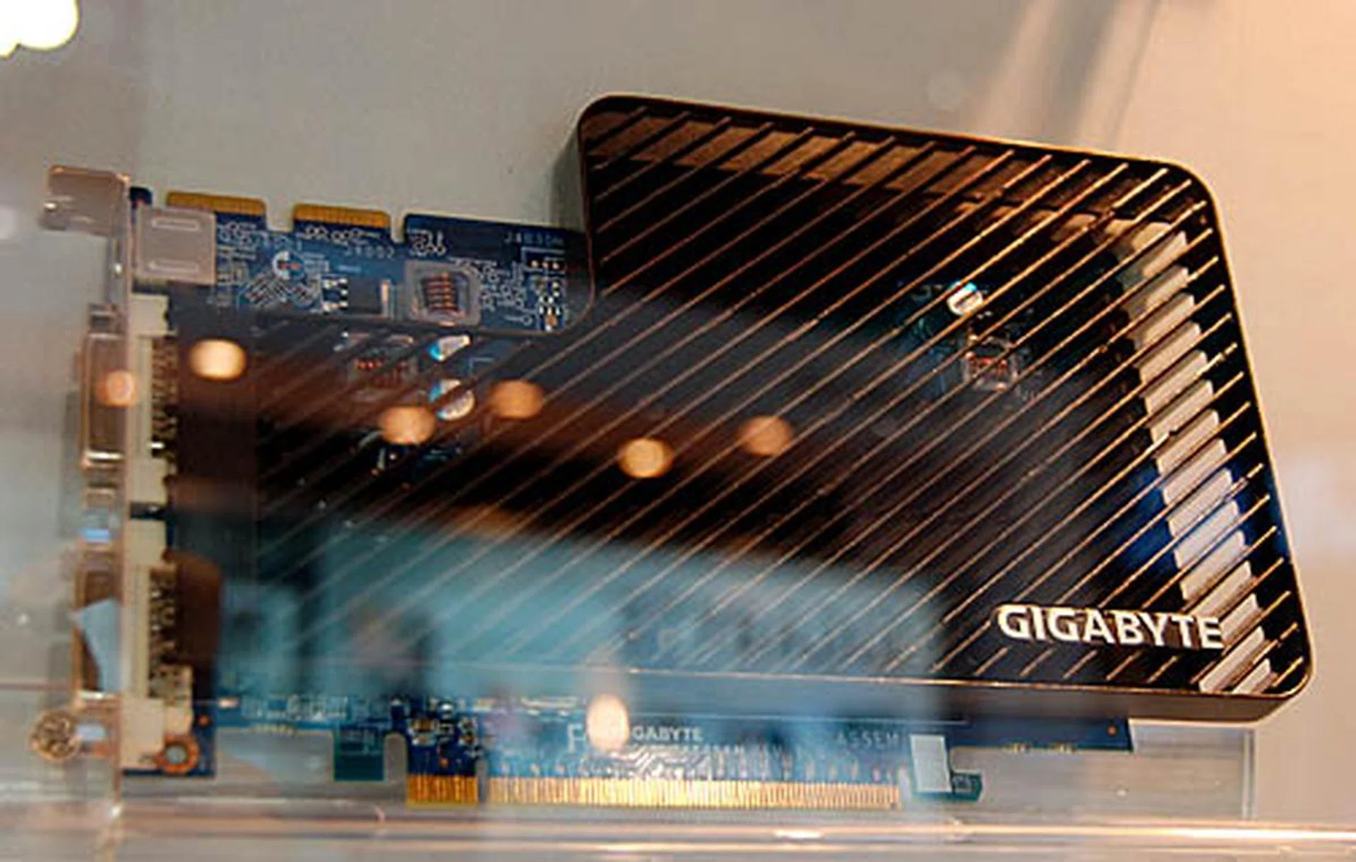 Our first glimpse of Gigabyte's idea for the mainstream Radeon HD 2600 XT. The passive cooling shown here made us feel very optimistic about the promise of this graphics chipset compared to the R600.  