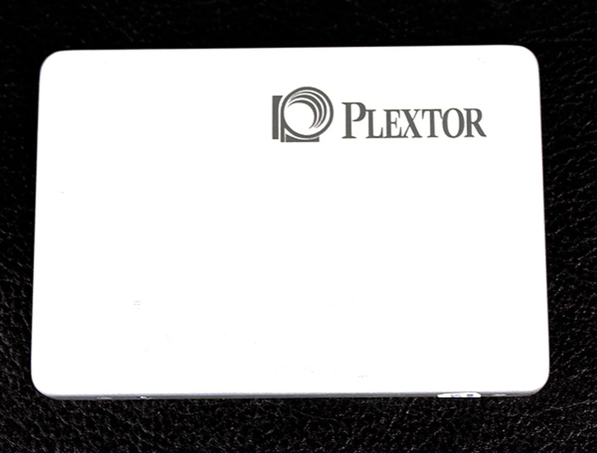 The Plextor M5 Pro is almost Zen-like in design, featuring a shiny aluminum cover with the company logo emblazoned proudly in the corner. The drive comes in a 7mm form factor.