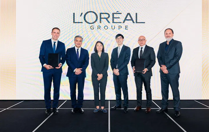 The signing of MOU partnerships to nurture innovation and entrepreneurial business skills. From left: Mr Tomas Hruska, Mr Vismay Sharma, Ms Minh-di Tang, Mr Chan Ih-ming, Dr Yap Meen Sheng, Dr Bert De Reyck (Image Source: L’Oréal)