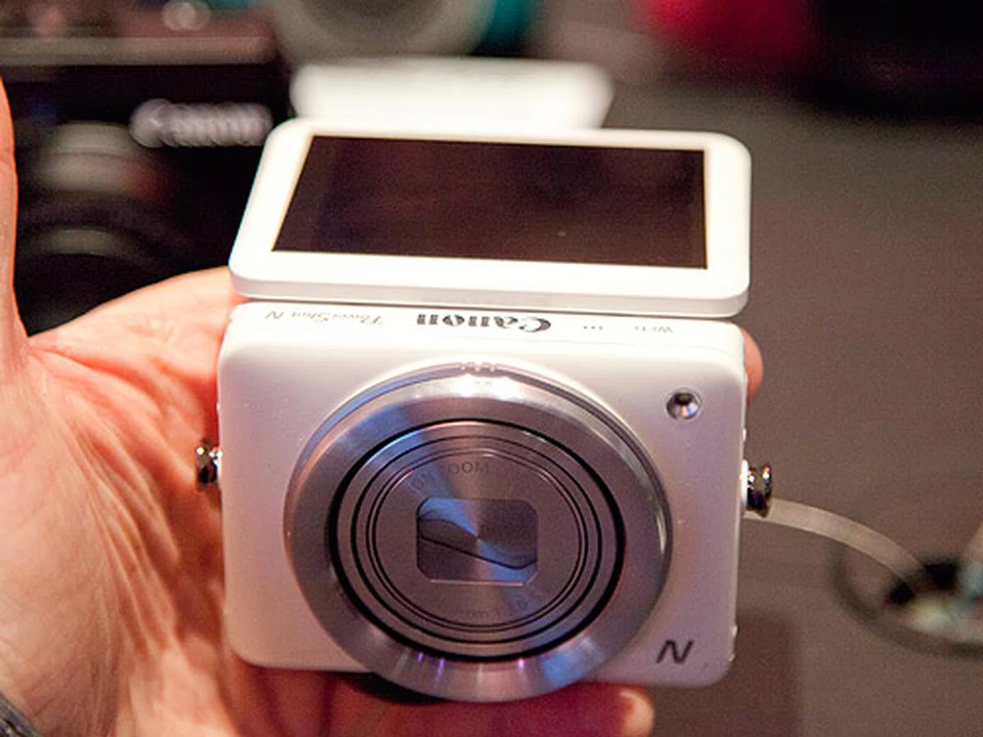 The screen can be tilted up to 90 degrees, giving you more creative freedom to capture images at unique angles.