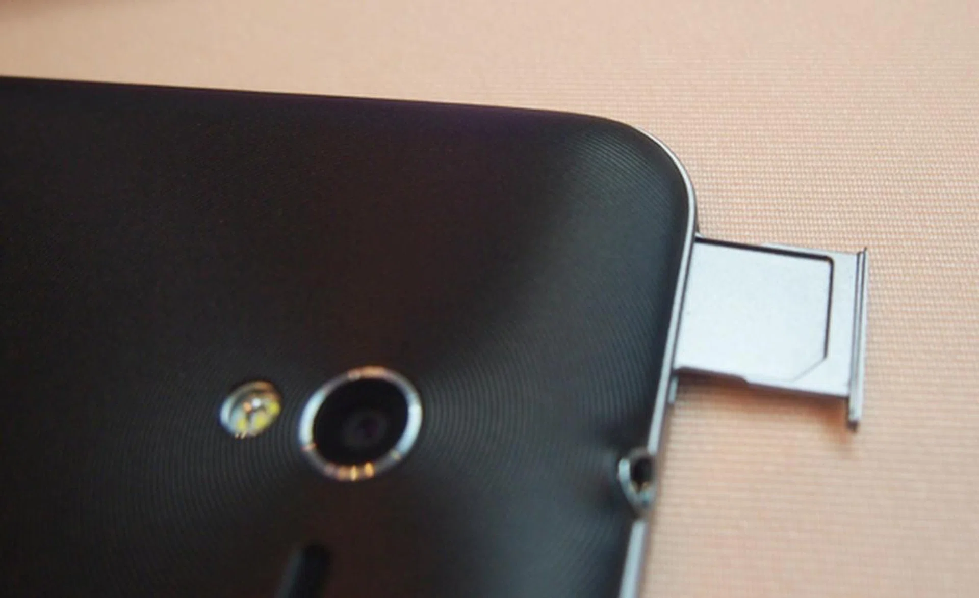 microSIM card standard is fast becoming common among high-end Android smartphones such as the ASUS PadFone 2, HTC One X/XL/S and Samsung Galaxy S III/Note II.