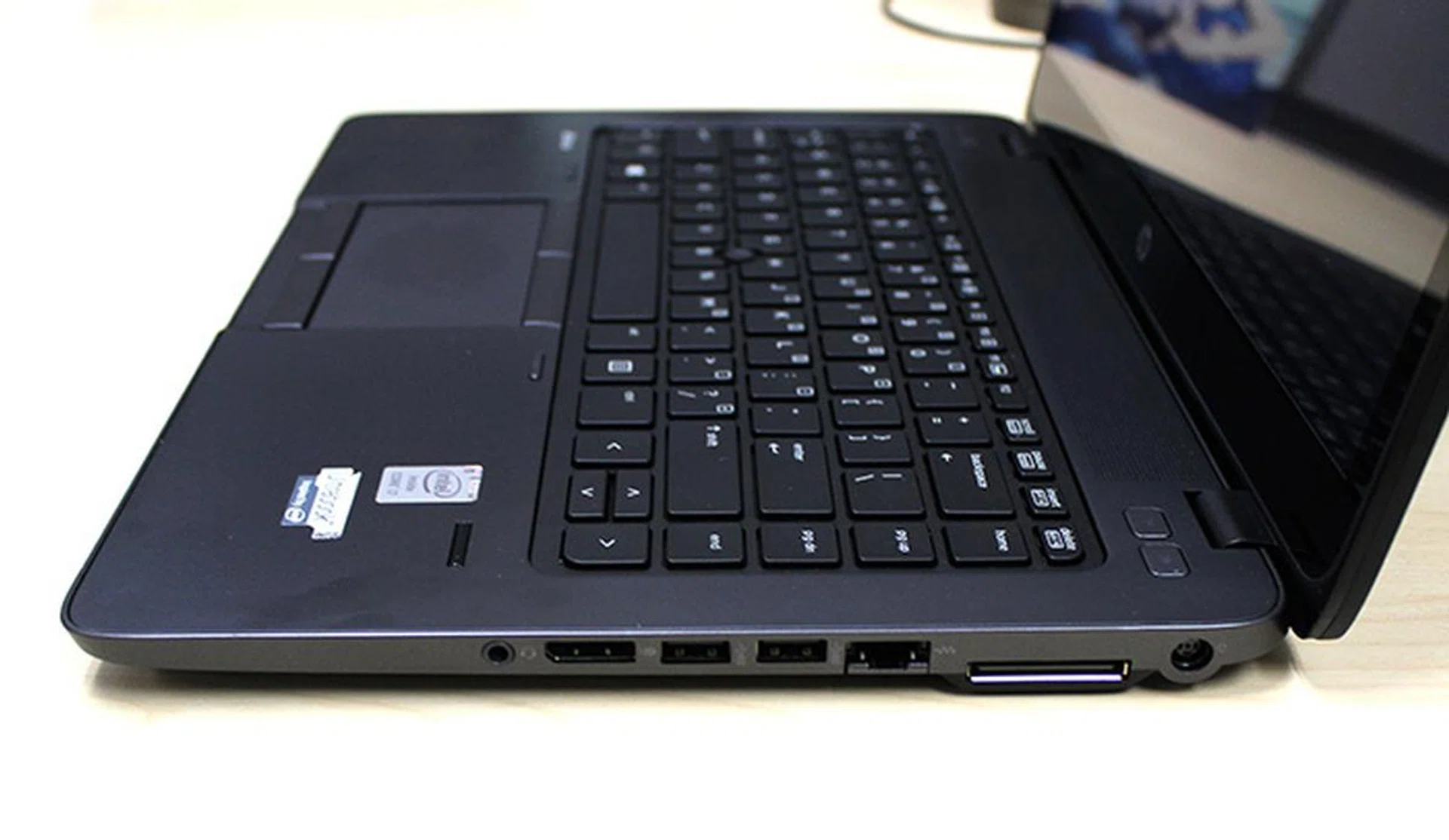 The right side, from left to right: headphones jack, DisplayPort, two USB 3.0 ports, Ethernet jack, docking connector. Under the DisplayPort is also a concealed SD card reader.