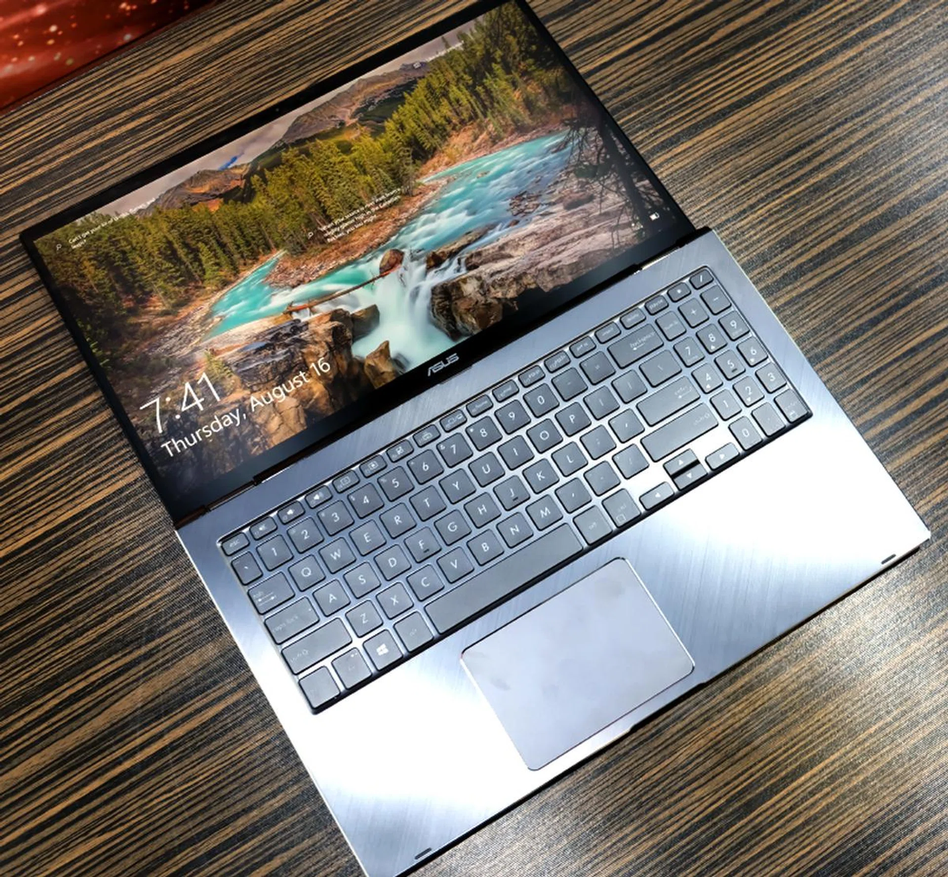 The ZenBook Flip 13 and 15 have sturdy construction, this is evident in the hinge action.