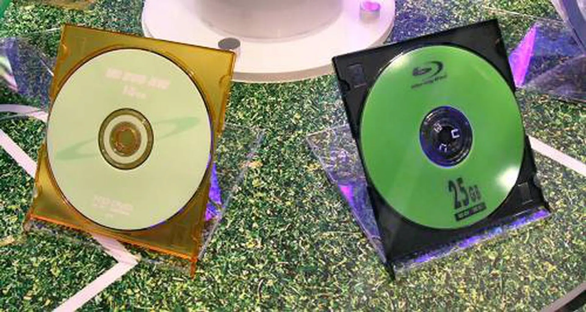 Up close of CMC's HD DVD and Blu-ray models. Here we have some mid-range 15GB HD DVD-RW and a 25GB Blu-ray RE.