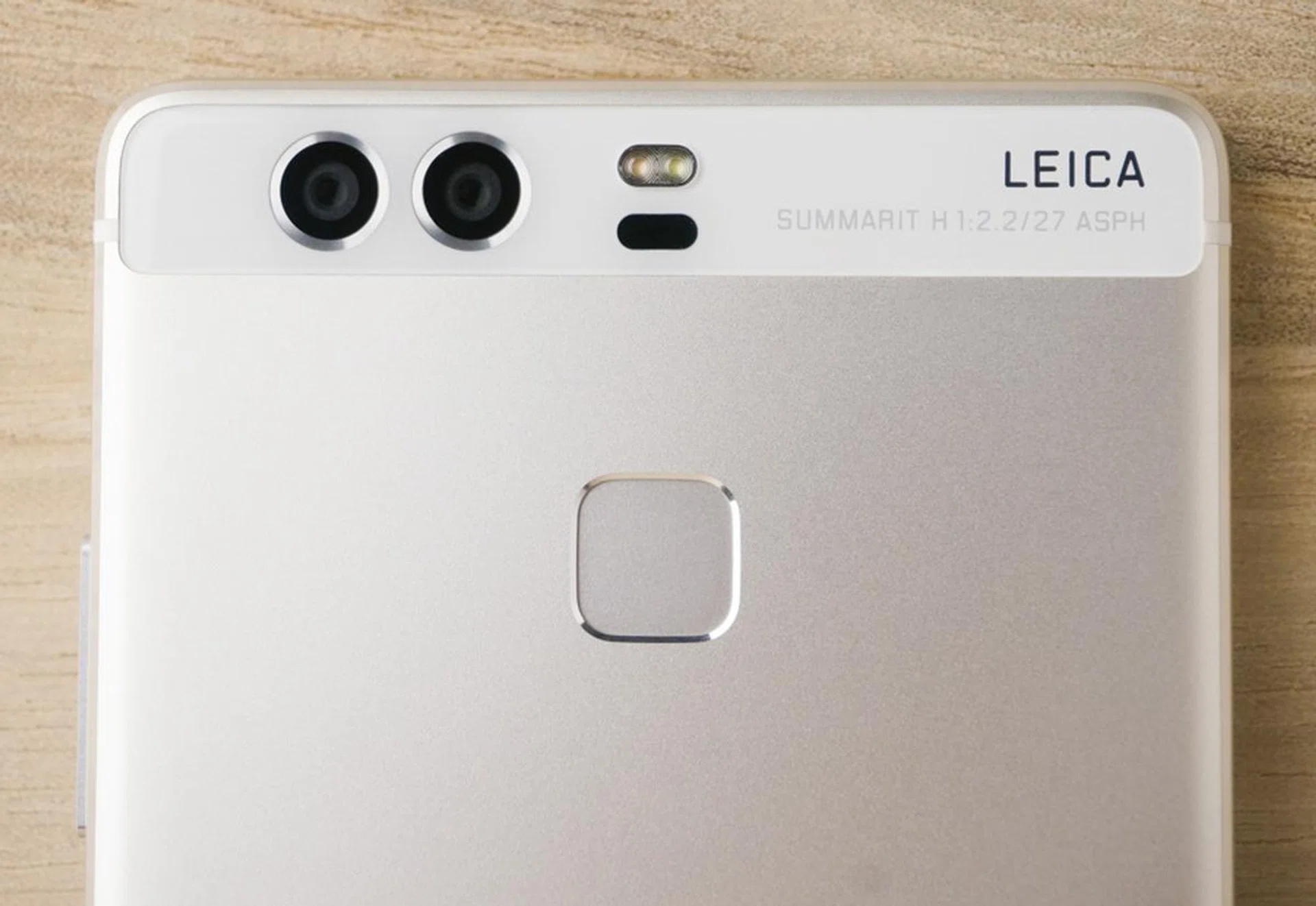 The P9 has two cameras that sit nicely flush with the body, and a dual tone flash  that also works as a fill light.