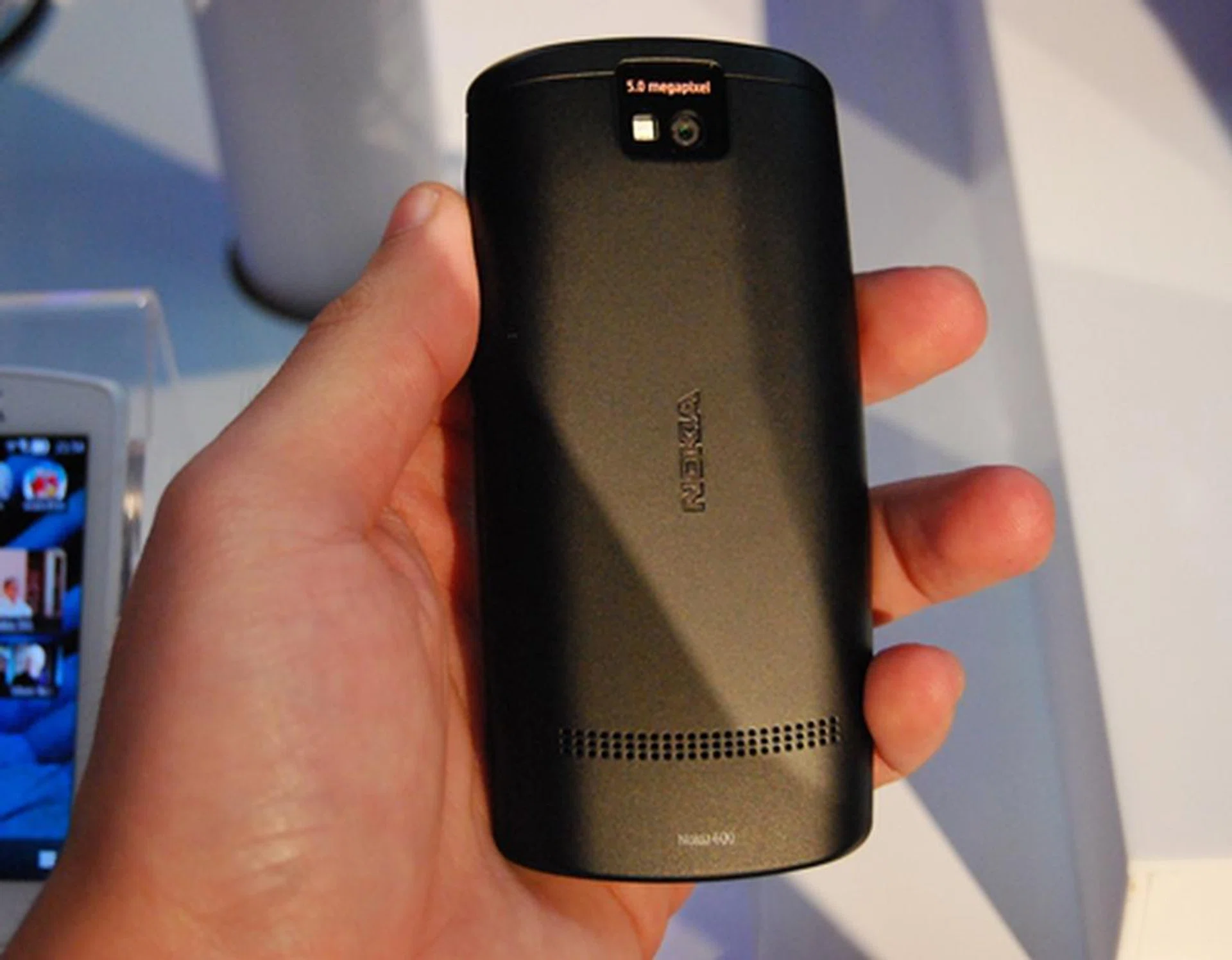 We foresee a problem when using the Nokia 600 - the speaker is located on the bottom at the back of the device. To unleash the full power of the speaker unit, you have to place the Nokia 600 face front on the surface.