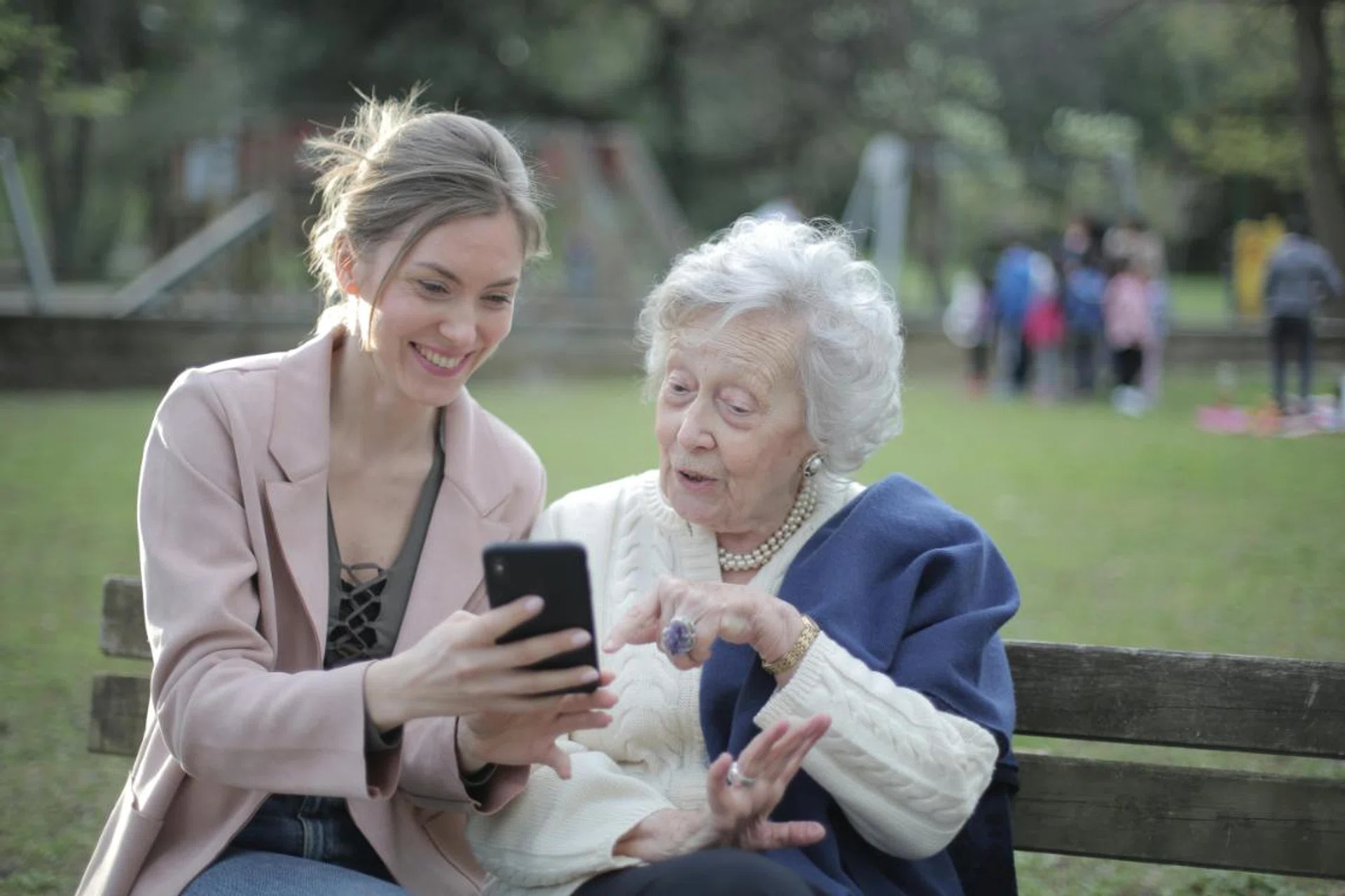 The elderly are especially vulnerable to scams. Photo: Pexels. 