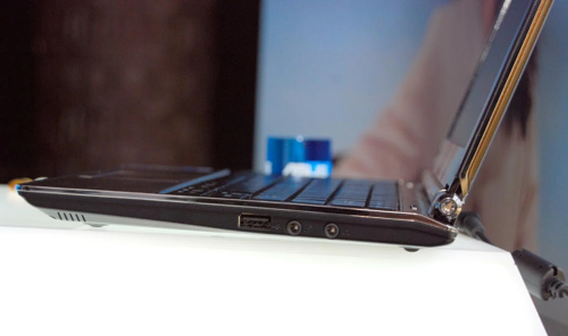  The S101 holds the standard 3 USB ports (one as shown here, the other two on the opposing profile) and comes with a 3.5mm audio jack and a direct mic array.  