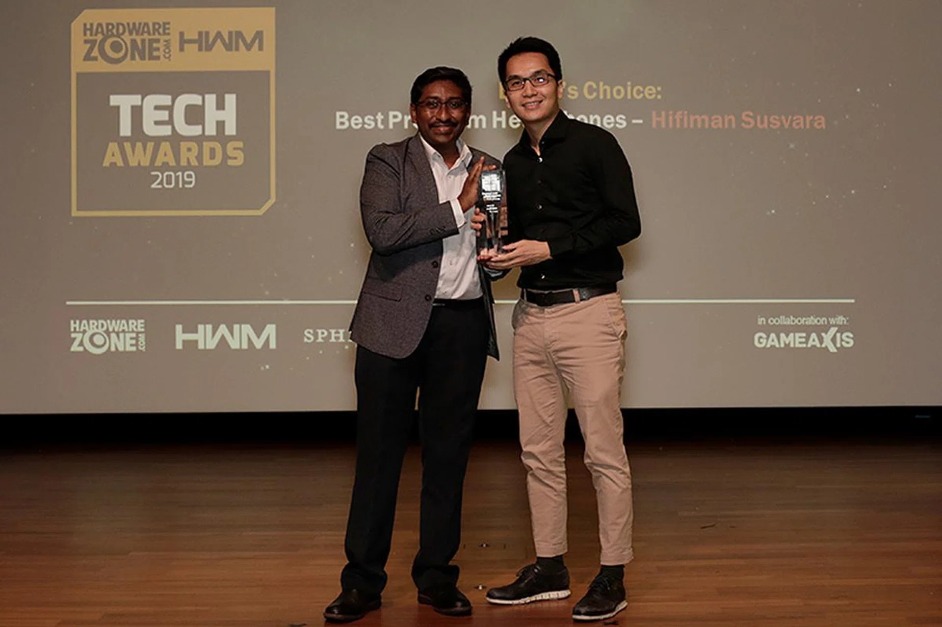 The Hifiman Susvara wins our Editor's Choice for Best Premium Headphones. Here's Mr. Kar Wei Goh, Director & Head of Business Development from Eng Siang International, accepting the award for Hifiman.