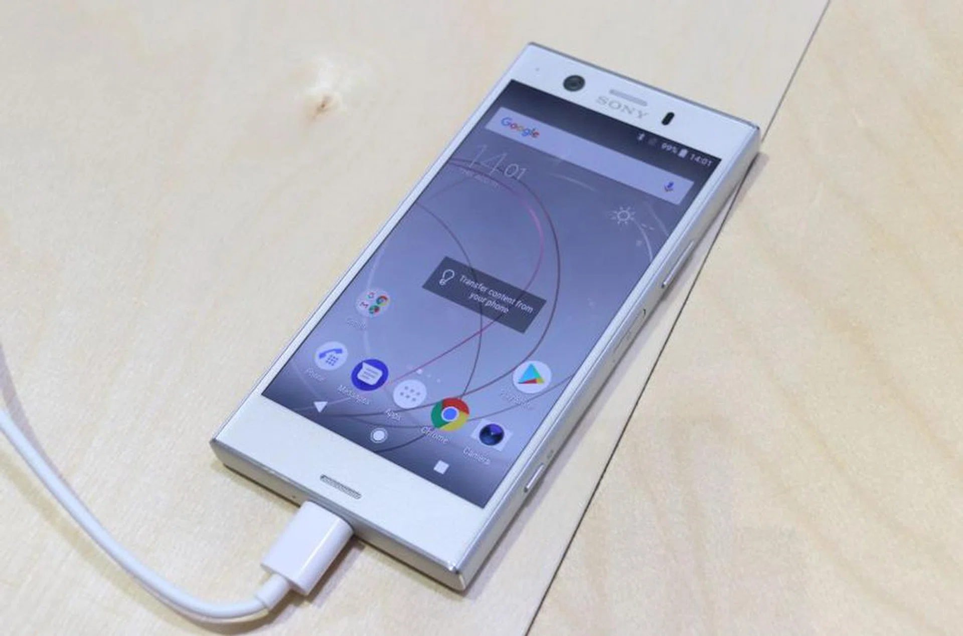 The Xperia XZ1 Compact still retains a 4.6-inch HD display, but it actually looks less washed out and more natural.