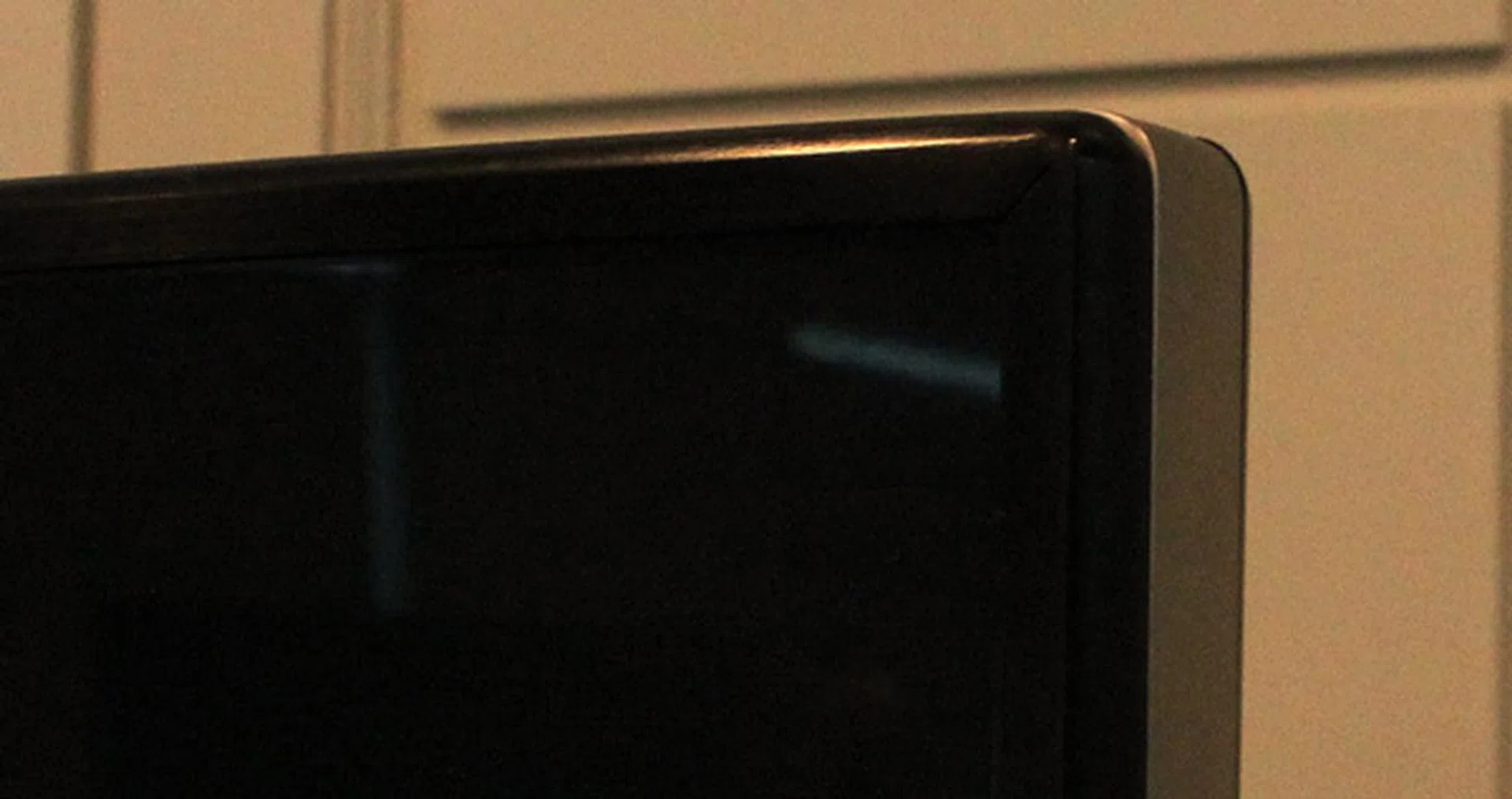 The reason that the LG 65LA9700 looks a bit chunky is the due to the fact that it comes with full array LED backlighting.