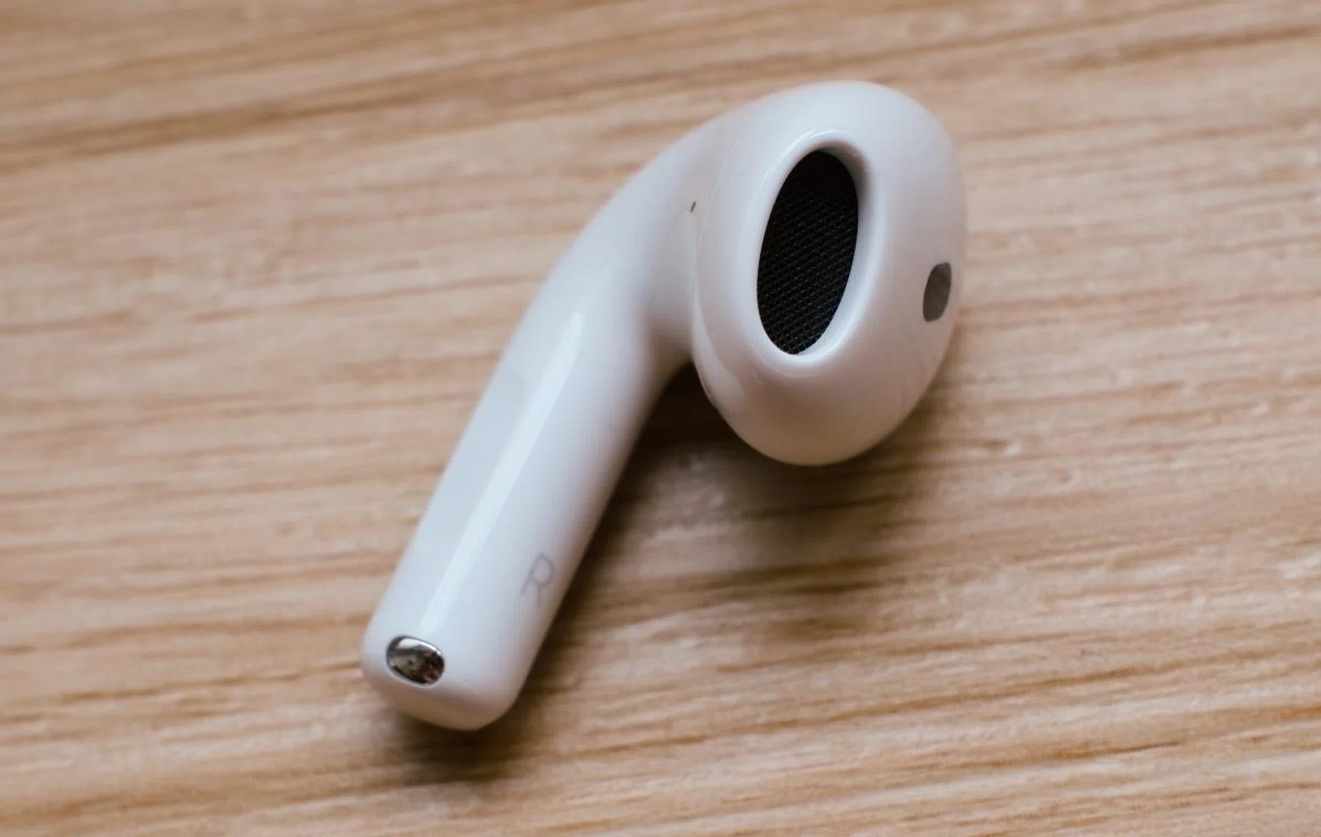 Apple has tweaked the design of the earbuds slightly to fit more ear shapes. They fit me quite well, but it could be more snug. Photo: HWZ