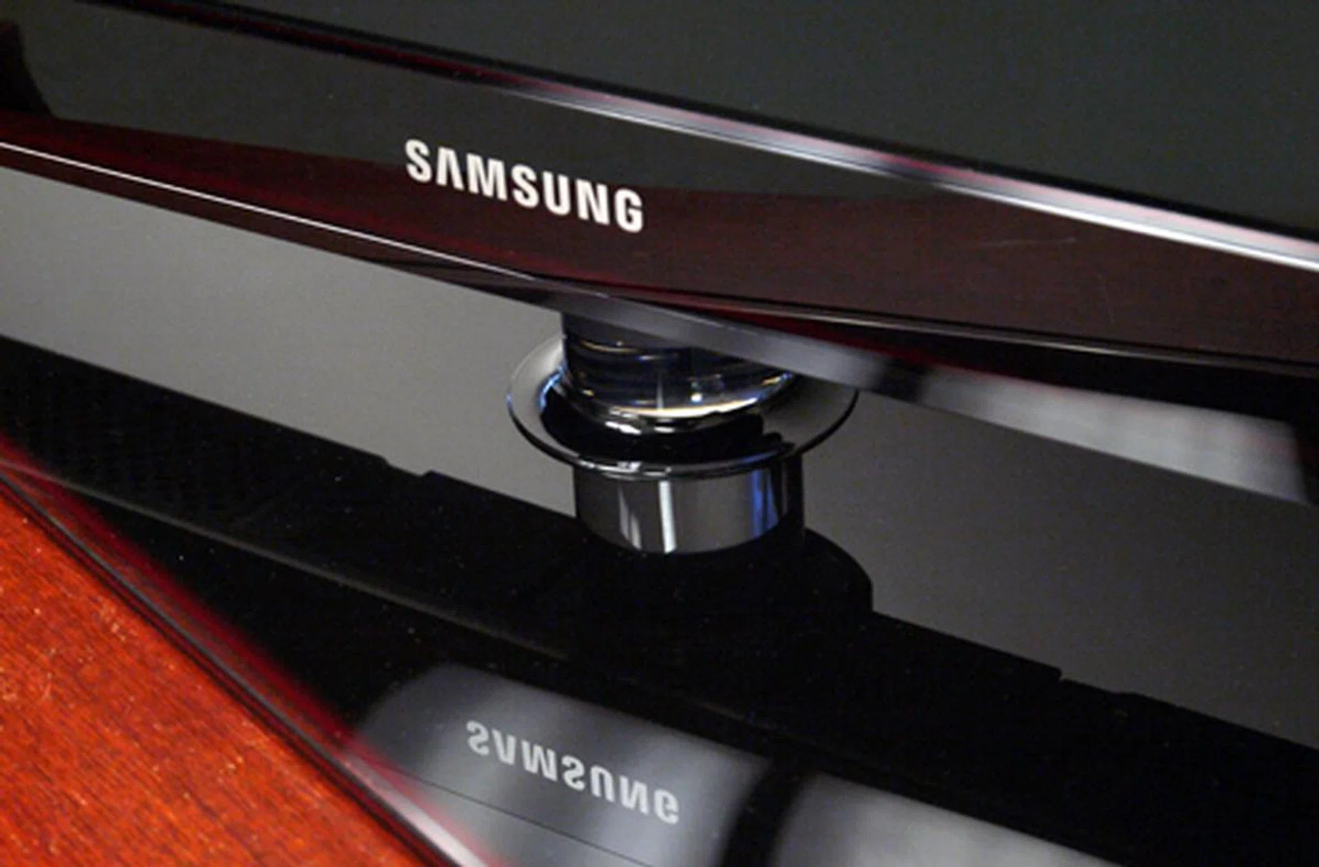 How we love a TV that swivels. We have yet to test out the C550's viewing angles at this stage, but that's of little concern since you get to swing the panel to suit your viewing position. Remember to give the wires some slack.