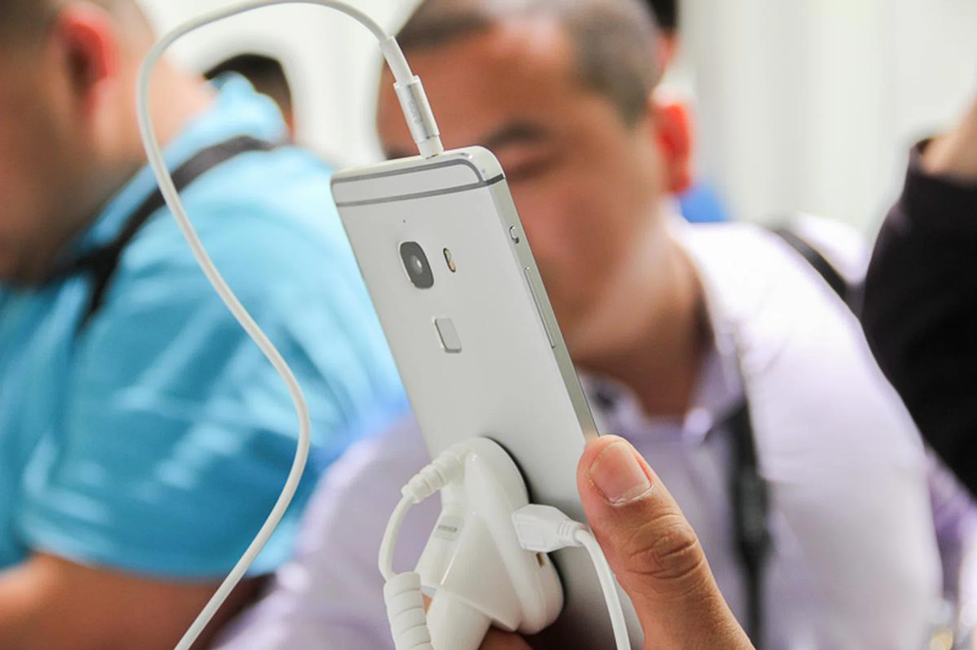 The Le Super Phones feel pretty thick compared to other flagship phones today. Pictured here is the Le Max, the thinnest Le Super Phone.