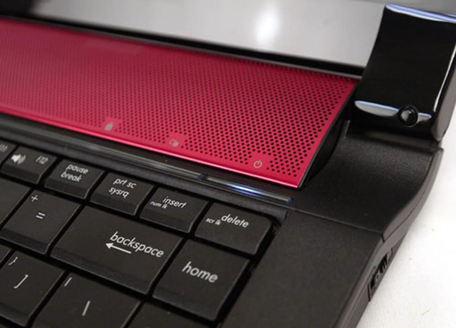 See those red speaker grilles? They hide B&O-tuned drivers, and we are happy to report that their wide and deep spatial soundstage is quite impressive. Their aptitude for clarity and precision are rare offerings on a notebook too.