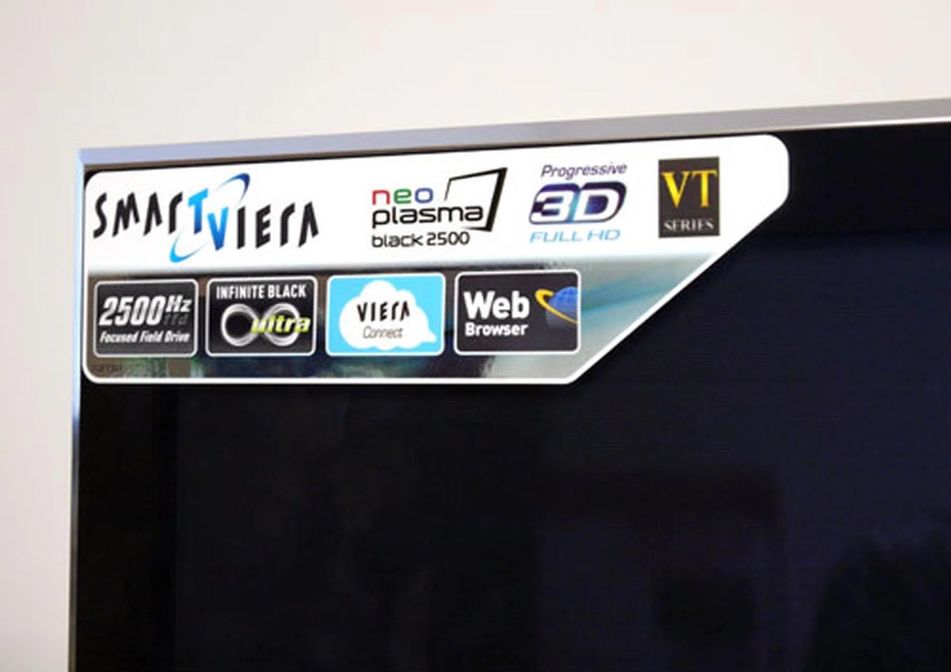Highlights of the VT-series are advertised on this sticker tab. Also notice how the shiny frame accentuates the polished look of the TV's single glass sheet design.