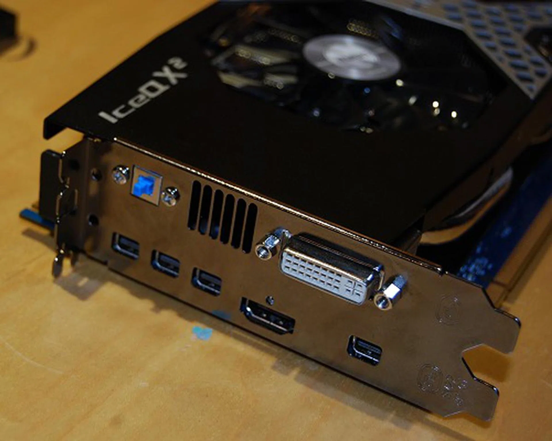 The card has Eyefinity 5 support via quad Mini DisplayPorts with a dual-link DVI output. It even has Eyefinity 6 support with the assistance of the blue toggle switch that reassigns the dual-link DVI output to a pair of single-link DVI outputs - of which one of them is routed to the HDMI output.