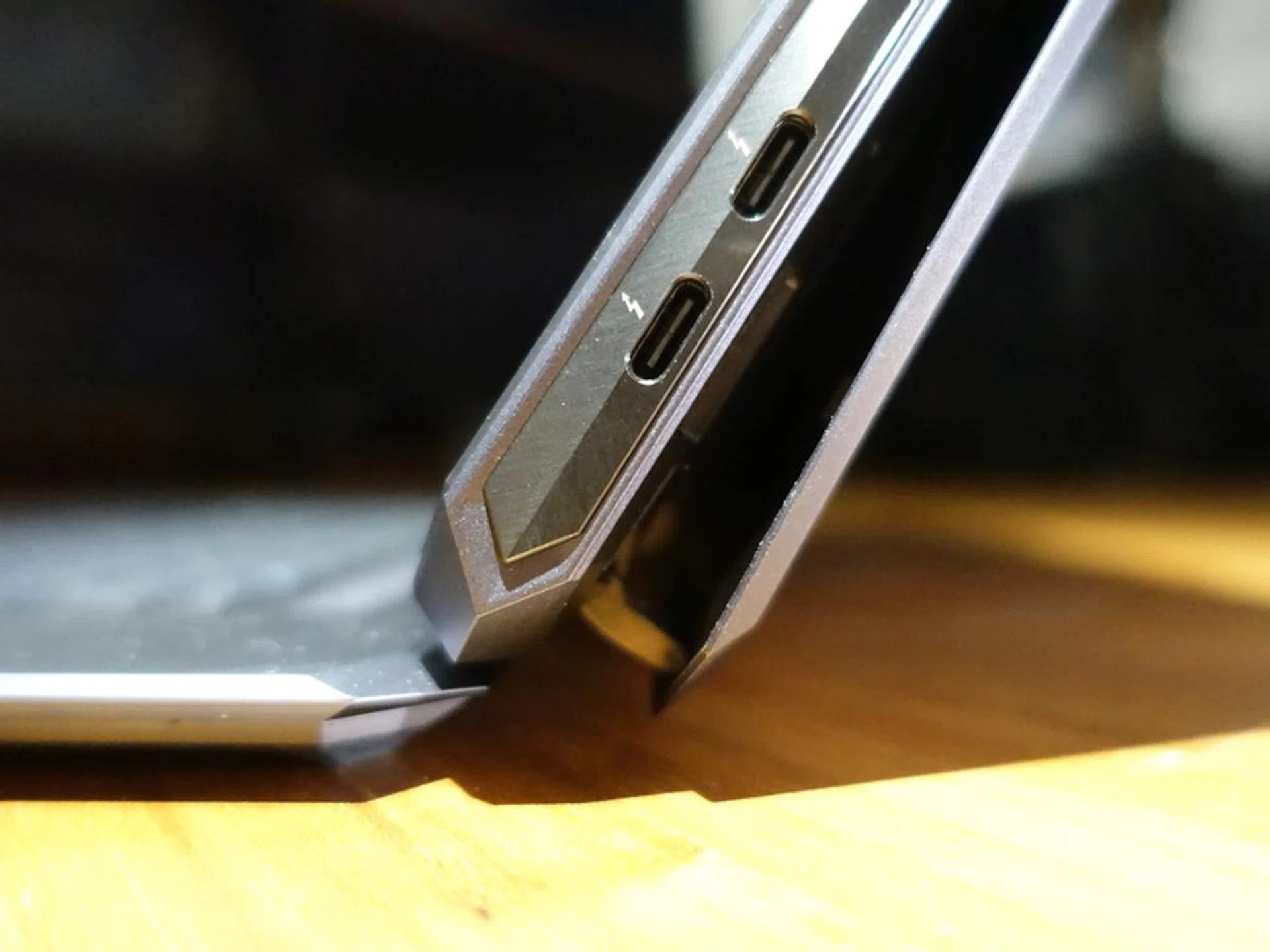 Ballast inside the notebook ensures the top-heavy notebook never tips over.