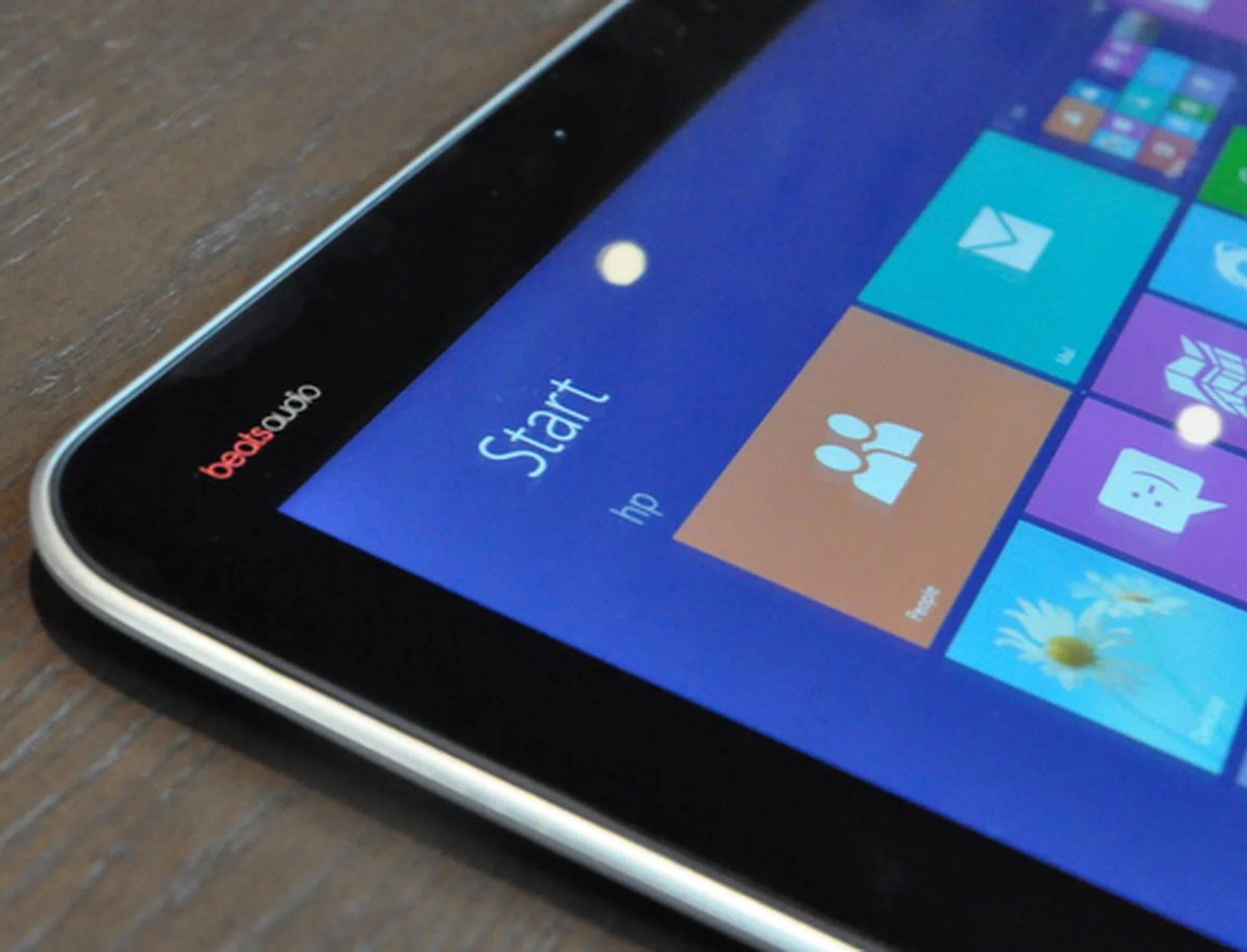 The 400-nit screen helps tremendously when viewing under strong lighting conditions. Unfortunately, it only has a standard resolution of 1366 x 768 pixels.