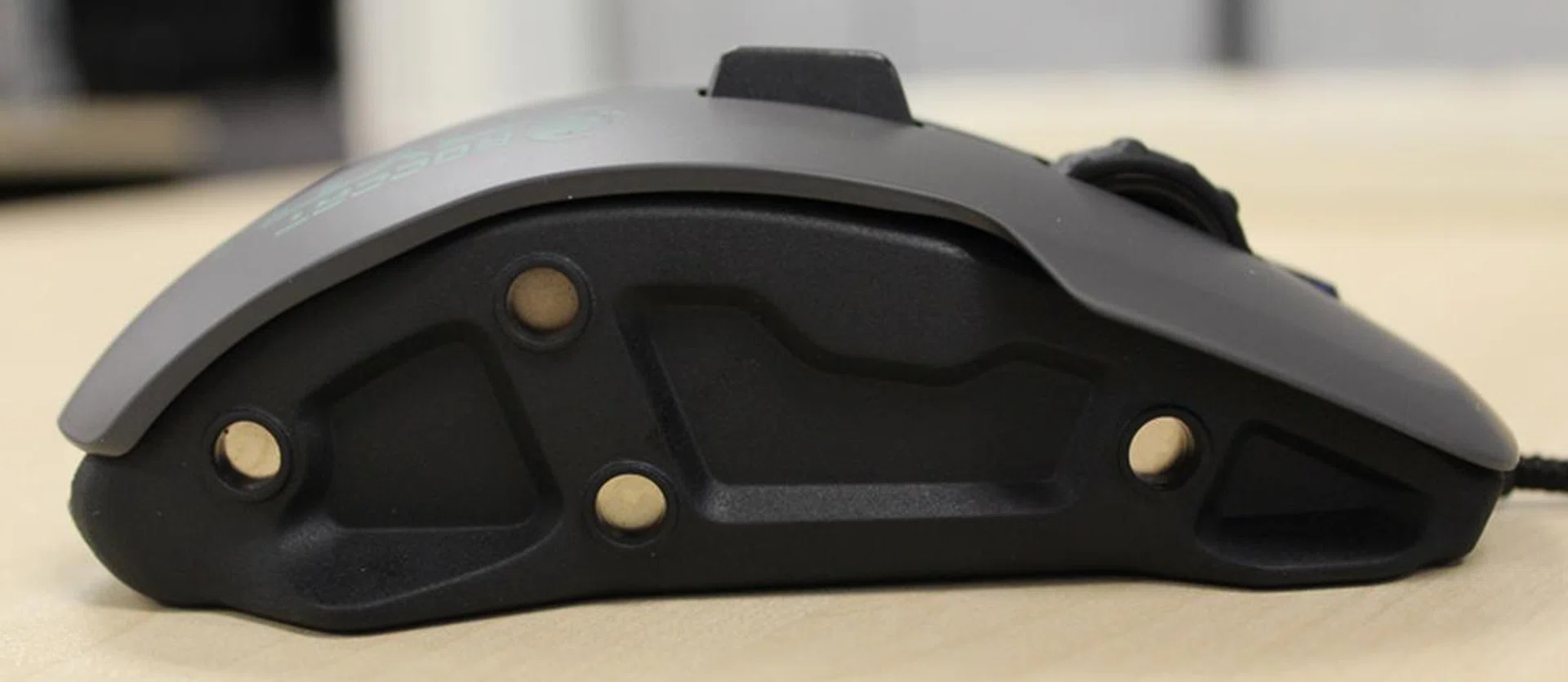 The sidegrips are held in place by strong magnets and won't slip off during heated gaming moments.