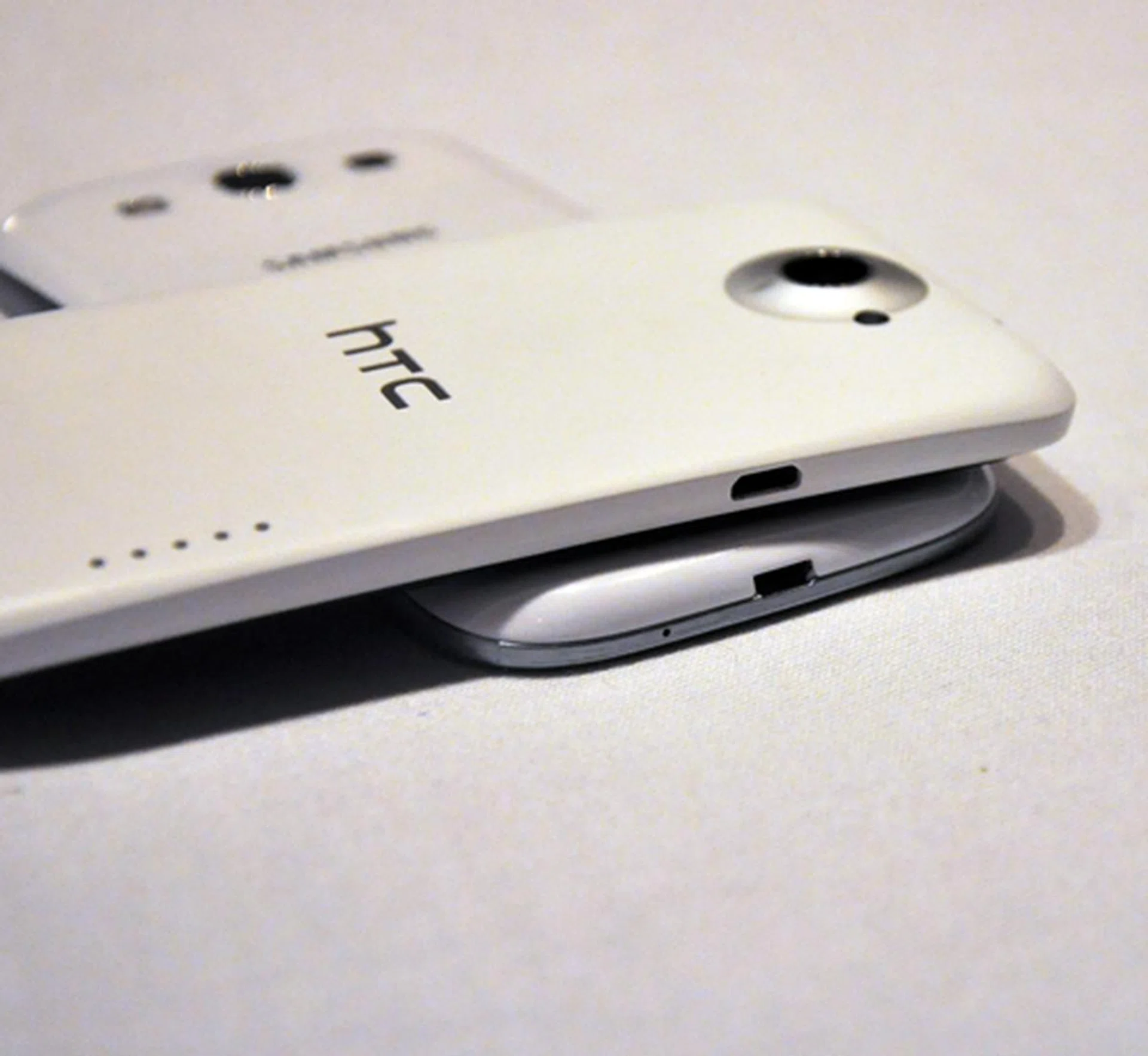 The micro USB is situated on the bottom with the headphone jack sitting right on top of the phone. Oh and yes, we managed to slip in an obligatory white HTC One X vs. white Samsung Galaxy S III shot.