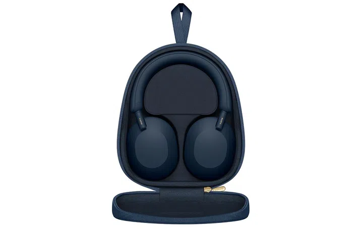 The carrying case matches the headphones.