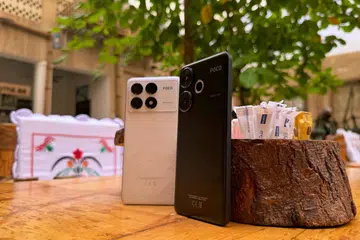 Poco F6 Pro (left), Poco F6 (right).