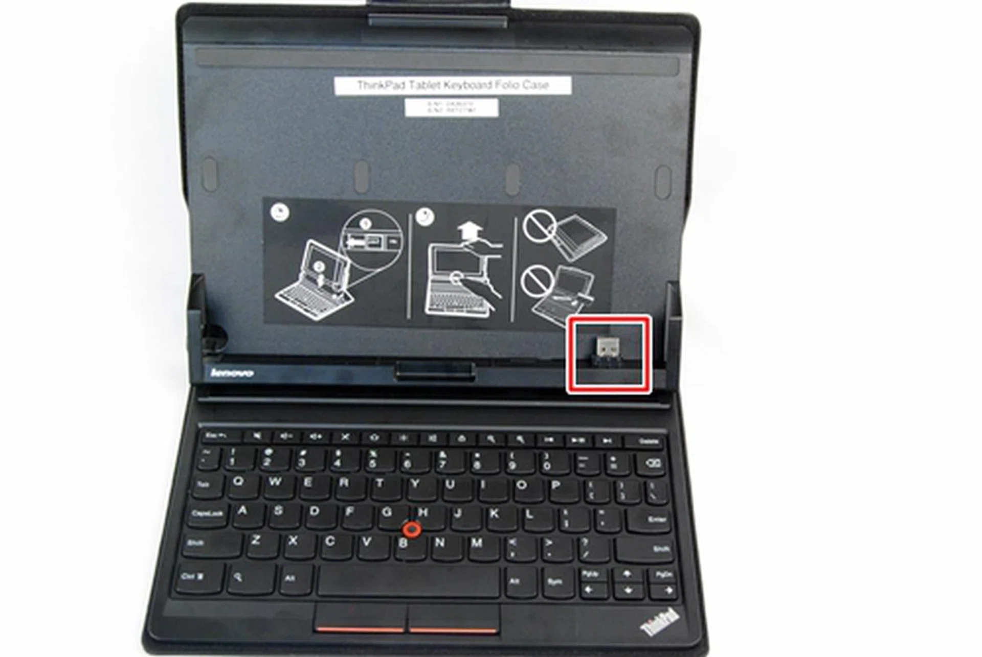 A USB port locks the tablet in place. We are glad that Lenovo opts for this physical connection over a Bluetooth connection as it does not affect the battery life of the tablet. 