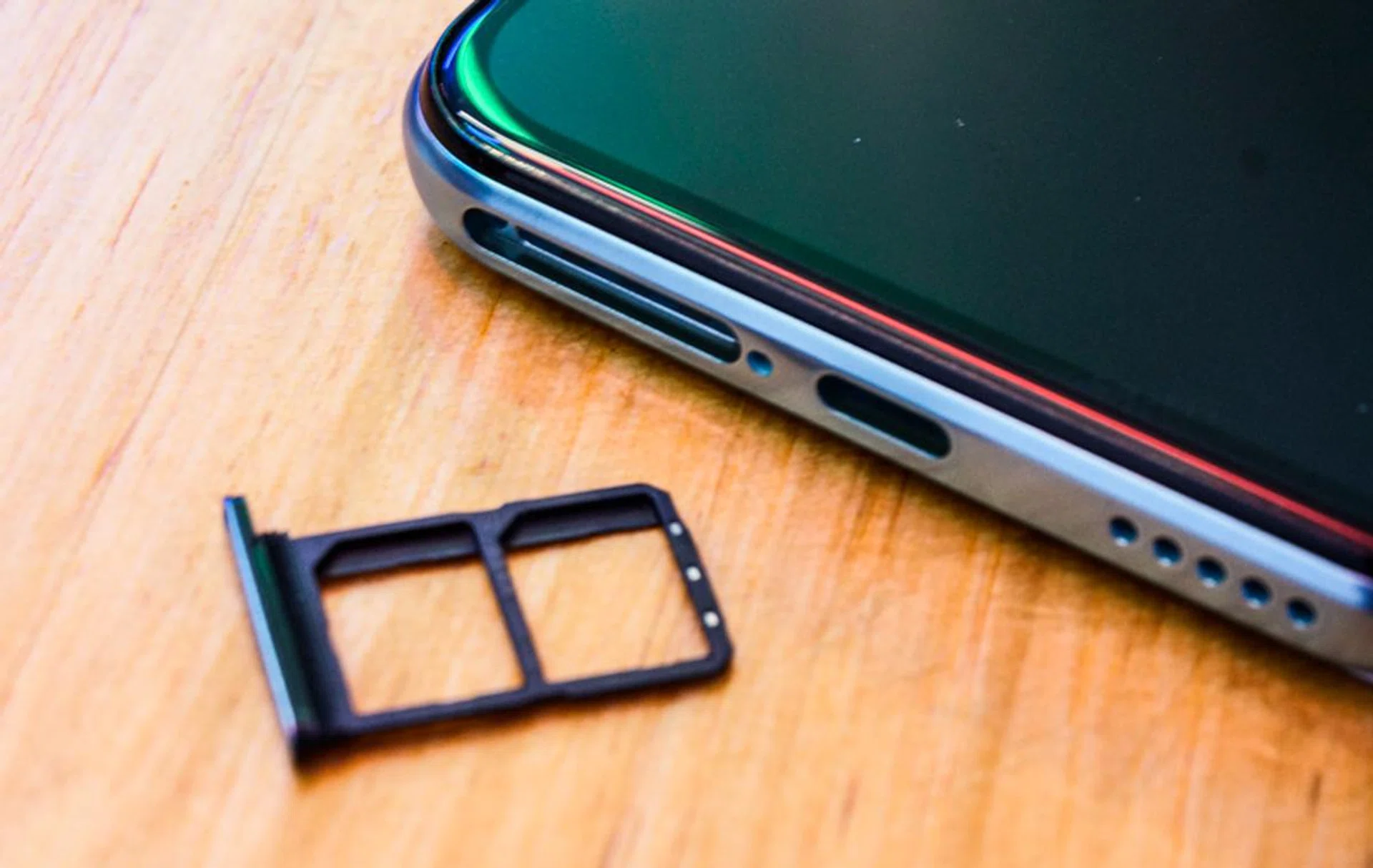 Instead of a MicroSD card, the V17 Pro lets you keep two SIM cards on board.