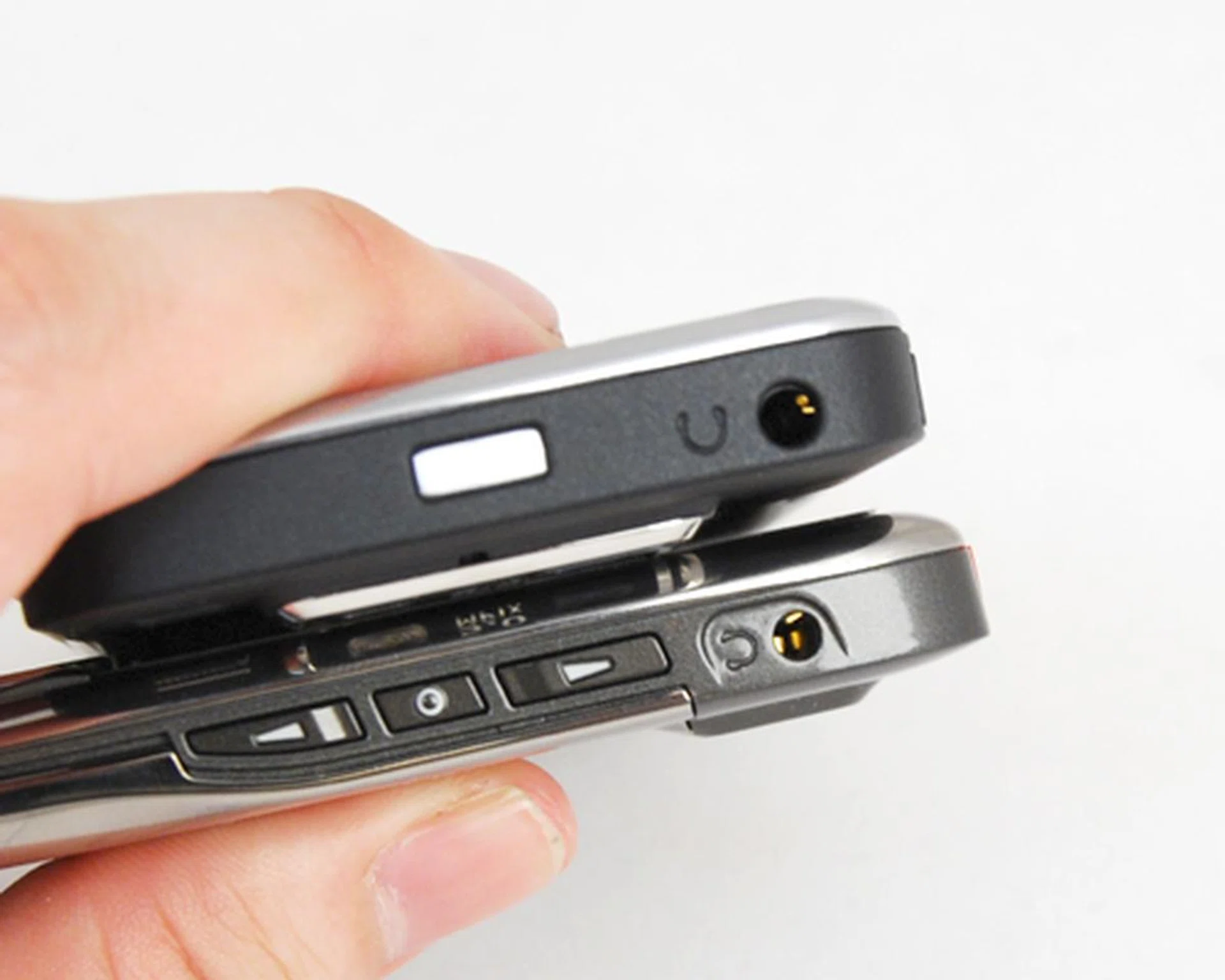 A 3.5mm audio jack has been added, thus accounting for the additional 1mm thickness on the E72. Of course, the increased photo taking capabilities of the 5MP sensor is also an accounting factor.