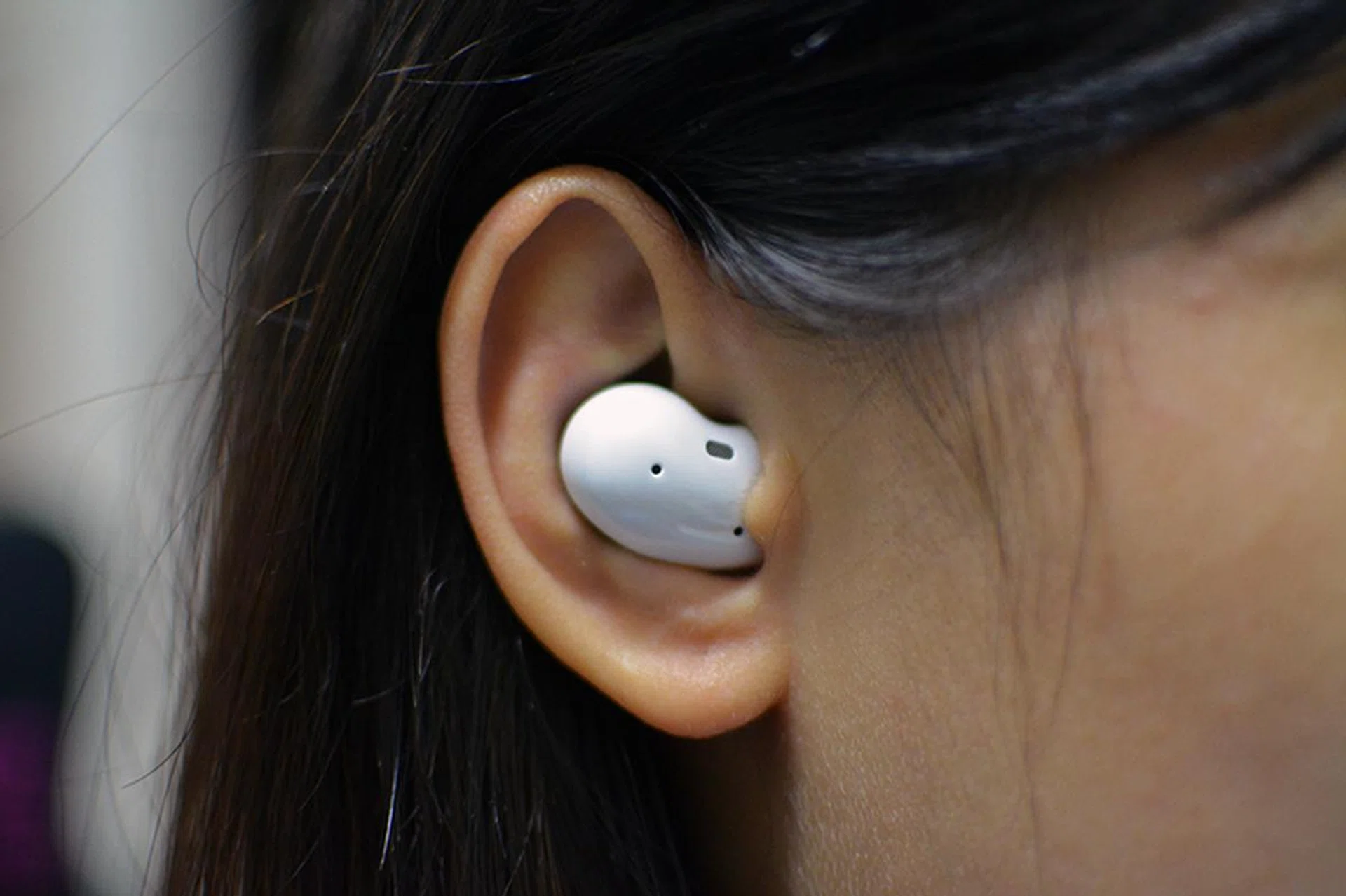 The Galaxy Buds Live seems to fit fine in most ears, but looks dangerously close to falling out on smaller ears. 