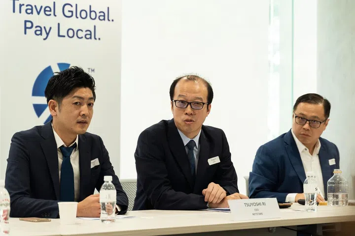 Mr Arthur Lang(right), CEO of Singtel’s International Group, together with Mr Tsuyoshi Ri (middle), CEO, Netstars.