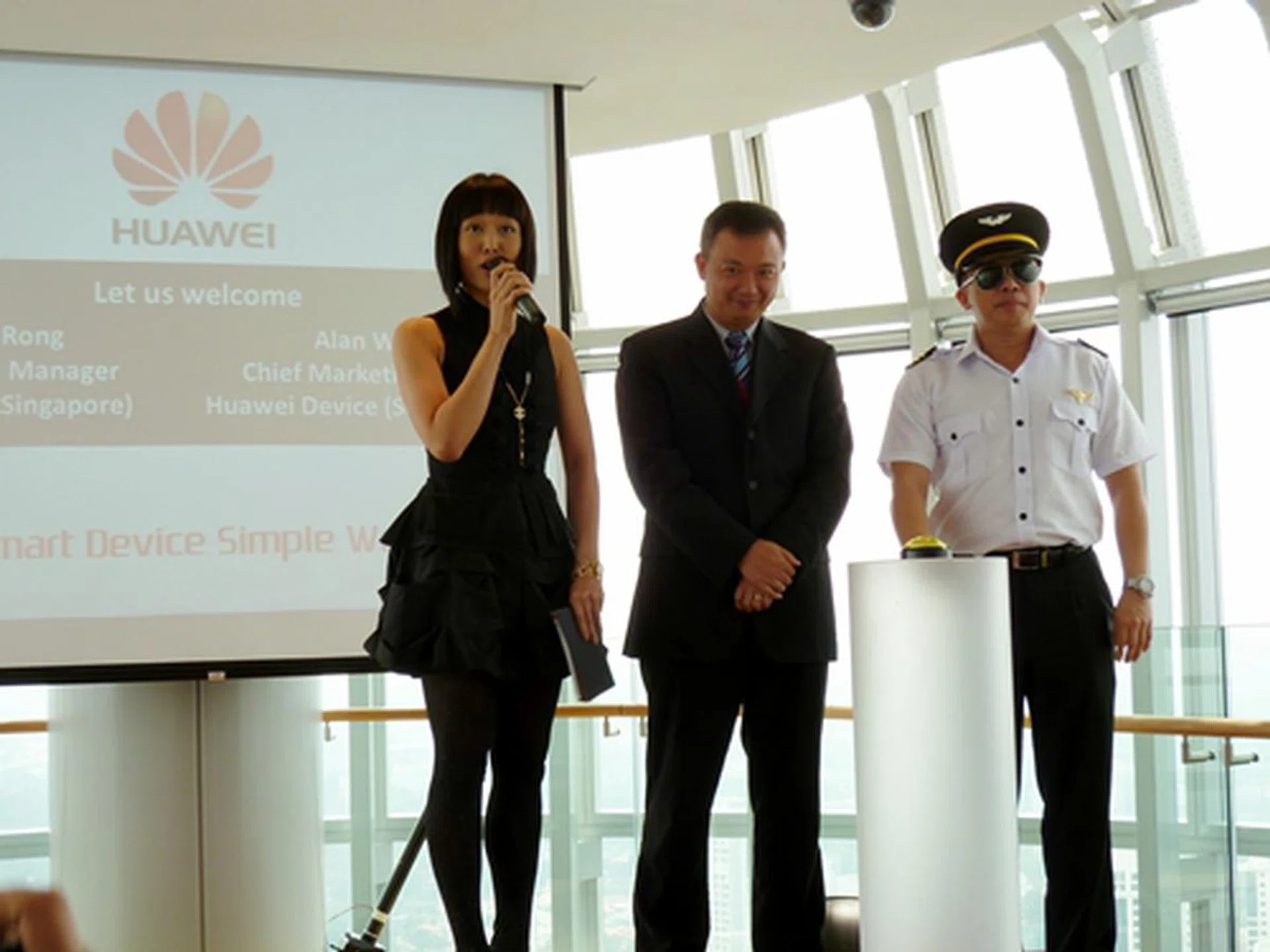 He Rong, General Manager of Huawei Singapore (center), and Alan Wong, Chief Marketing Officer for South Pacific (right) were present to grace the event.