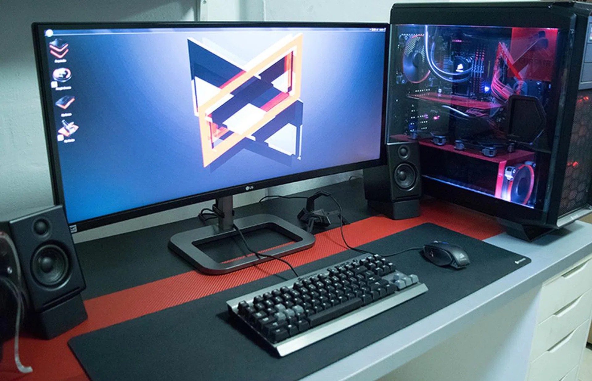 We must say we really like how cleanly organized everything is here. That's an LG 34UC87C 34-inch Ultrawide monitor, Corsair MM200 mousemat, and Corsair M65 mouse. (Image Source: Imavigilante)