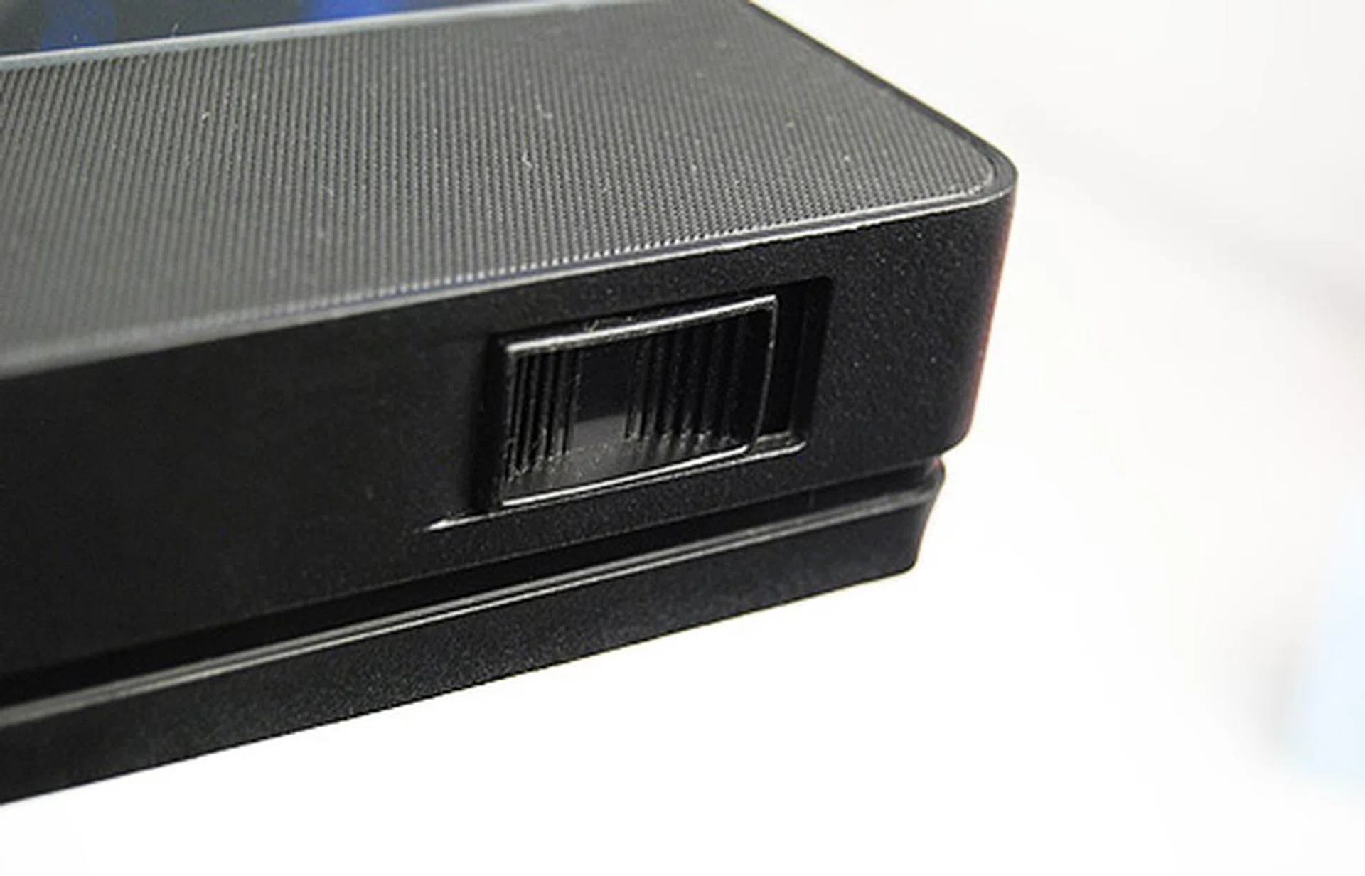 On the left and right bottom corners of the display are two latches that once undone, reveals the internals of the Z1.