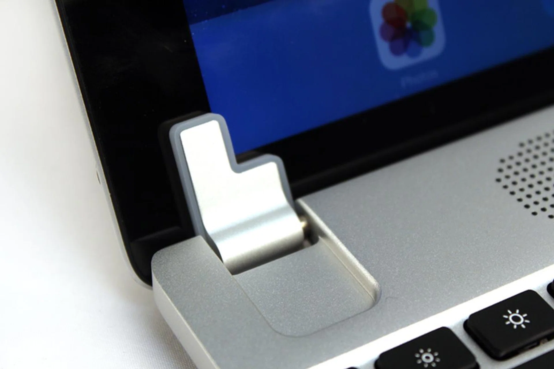 The hinges are large and stable, but probably the least attractive part of the Brydge+.