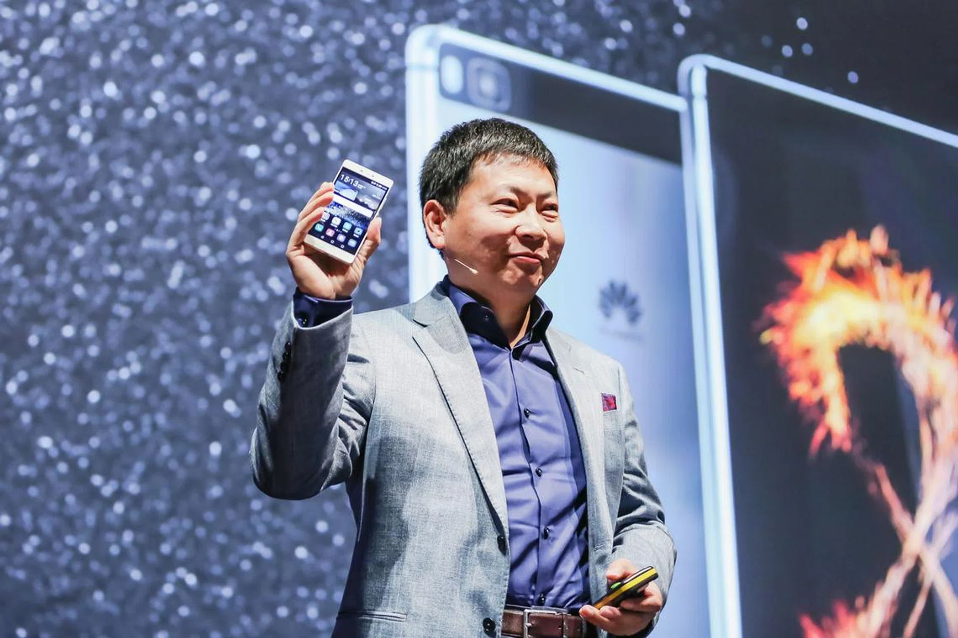 Huawei Consumer Business Group CEO, Richard Yu, unveils the Ascend P8