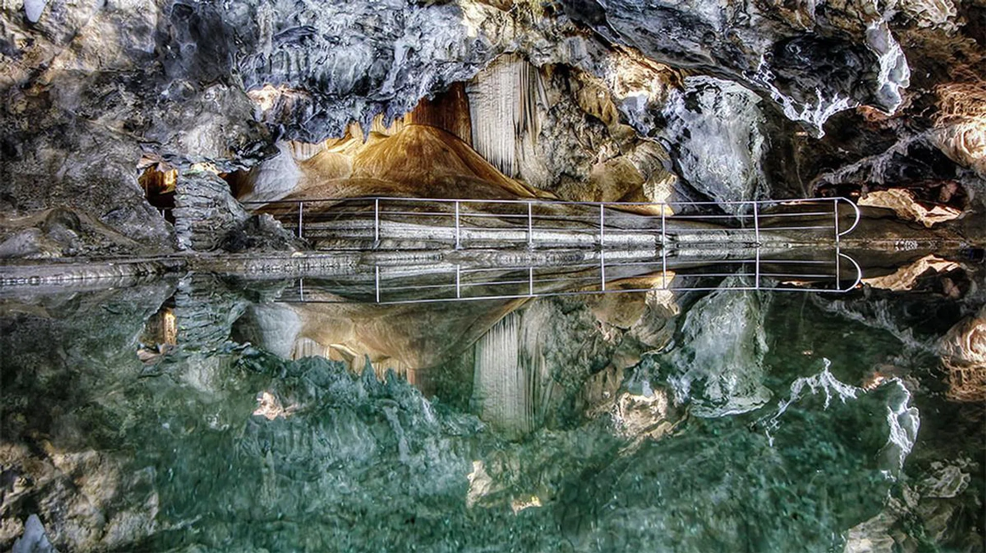 Boatloads of details, wide dynamic range, high brightness - the KS9000 has all the hallmarks of a great 4K HDR TV. (Scene from Into the Cave of Wonders.)