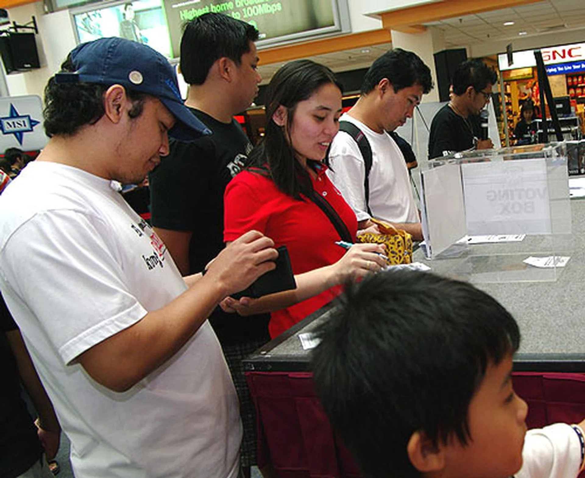  For the audience, they could participate in a contest to guess the winner of Iron Tech 2008. They stood the chance to win a MSI motherboard if they got the right contestant.  