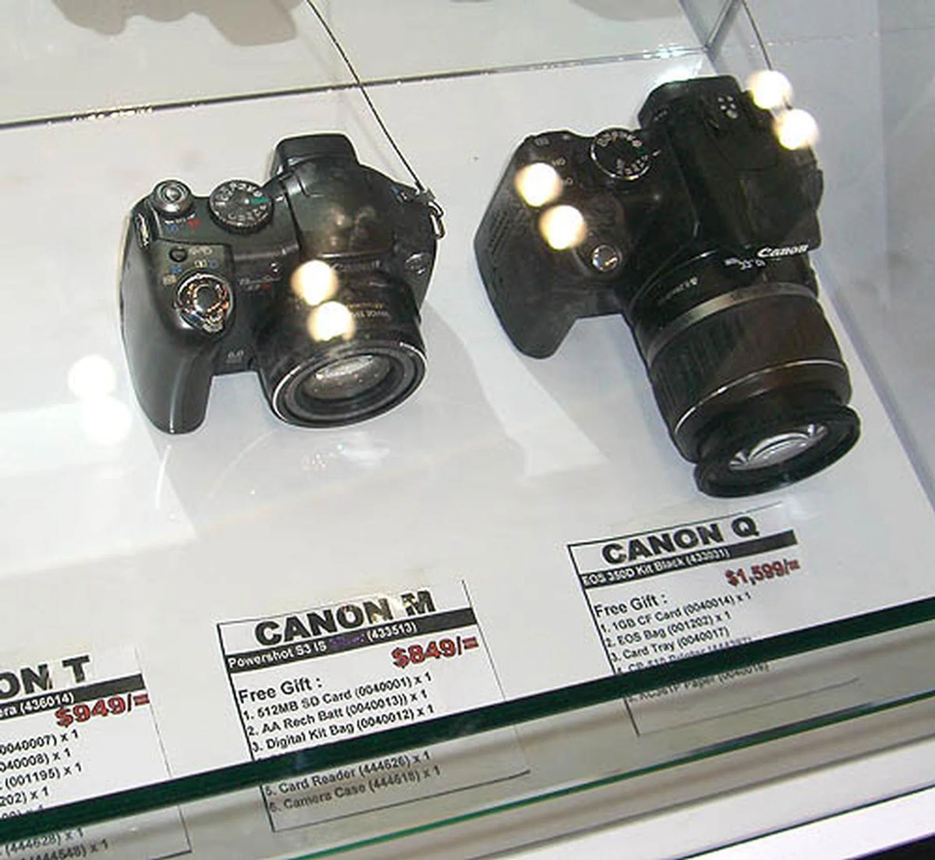 Some of the Canon cameras on sale at the Courts booth. It's freebies galore as you can see from the accessories thrown in.