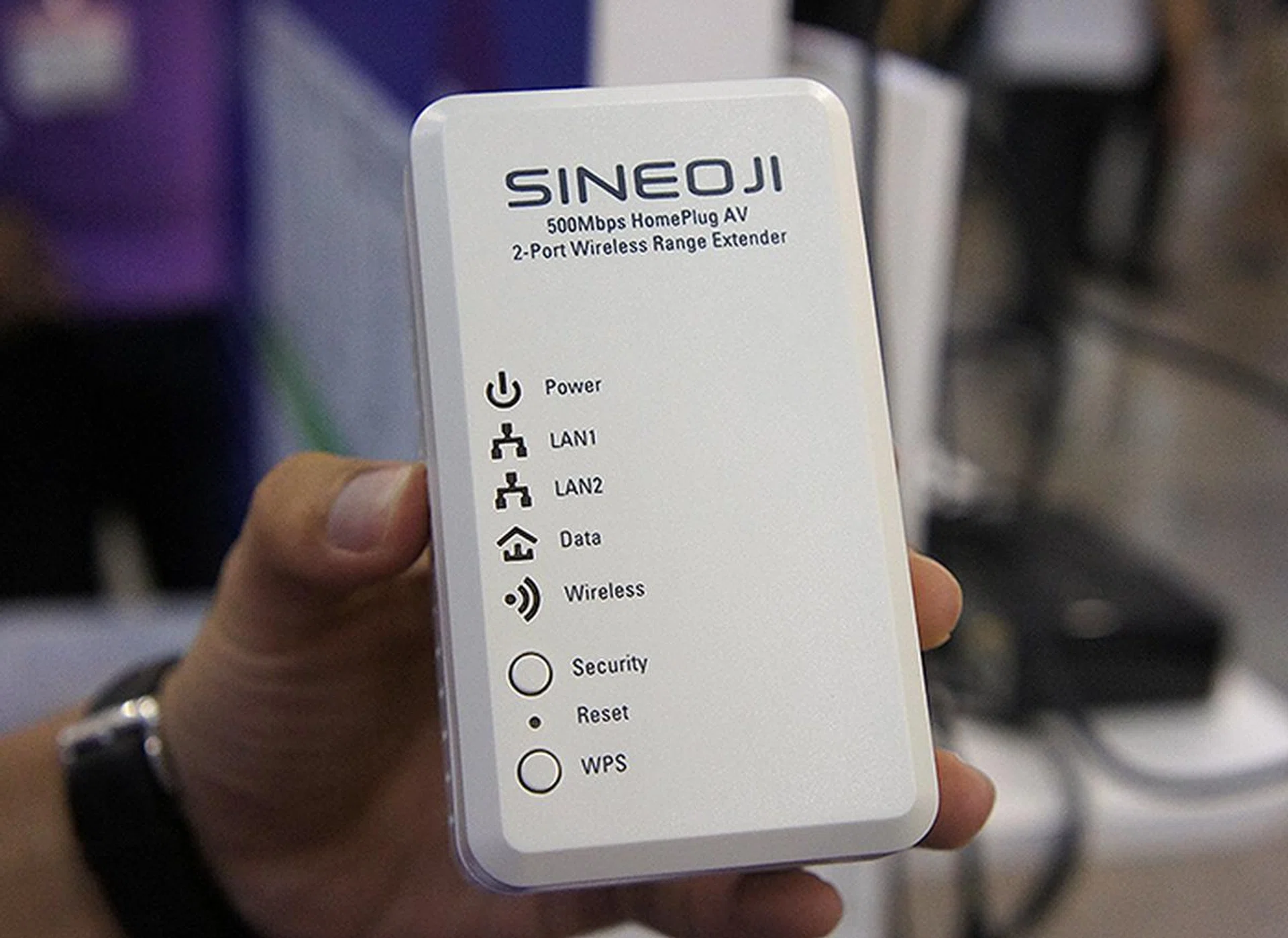 The Sineoji PL500EW is a homeplug and wireless range extender that offers up to 500Mbps transfer rates. Available at $65 (U.P.: $75).