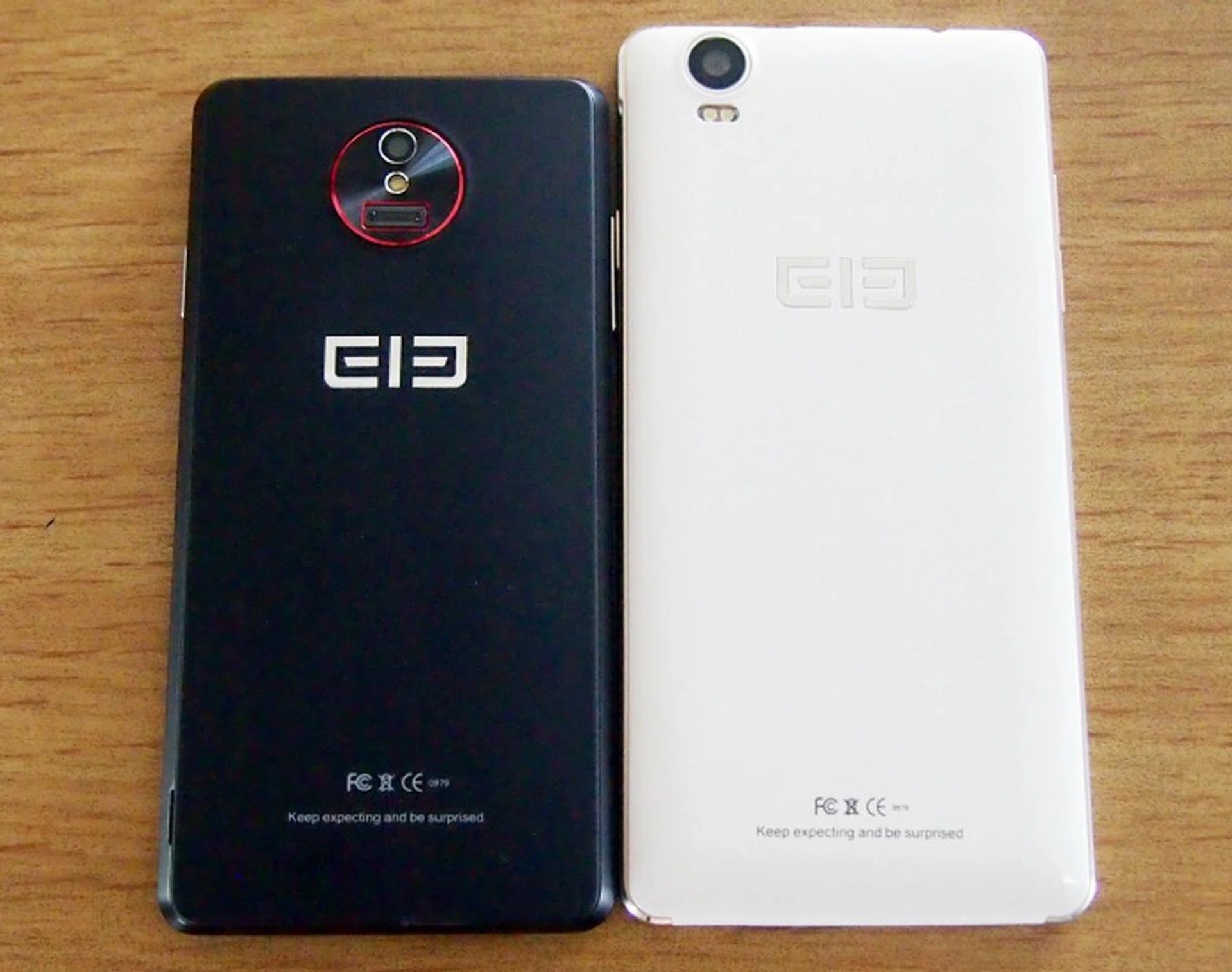 The P3000S is easily recognizable from far with its unique looking rear camera and fingerprint sensor while the G7 looks like every other smartphone.