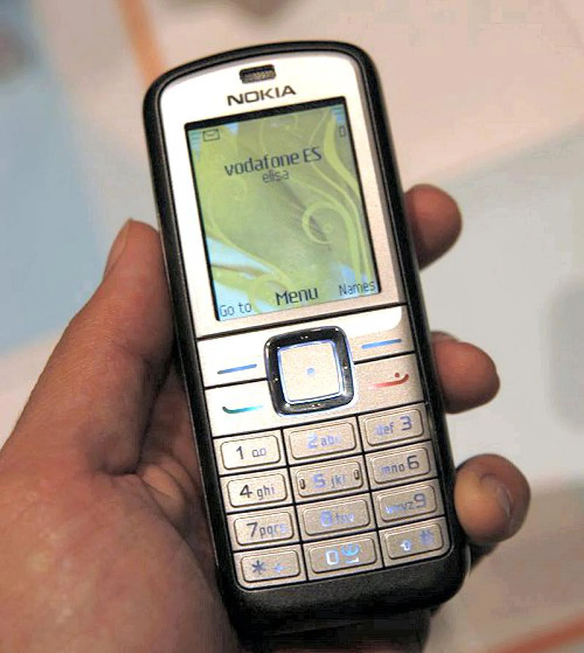 This 6070 is a basic tri-band handset that comes with a few additional features like FM radio and push to talk. It will also be available from Q2 this year at a price of 135 EUR.